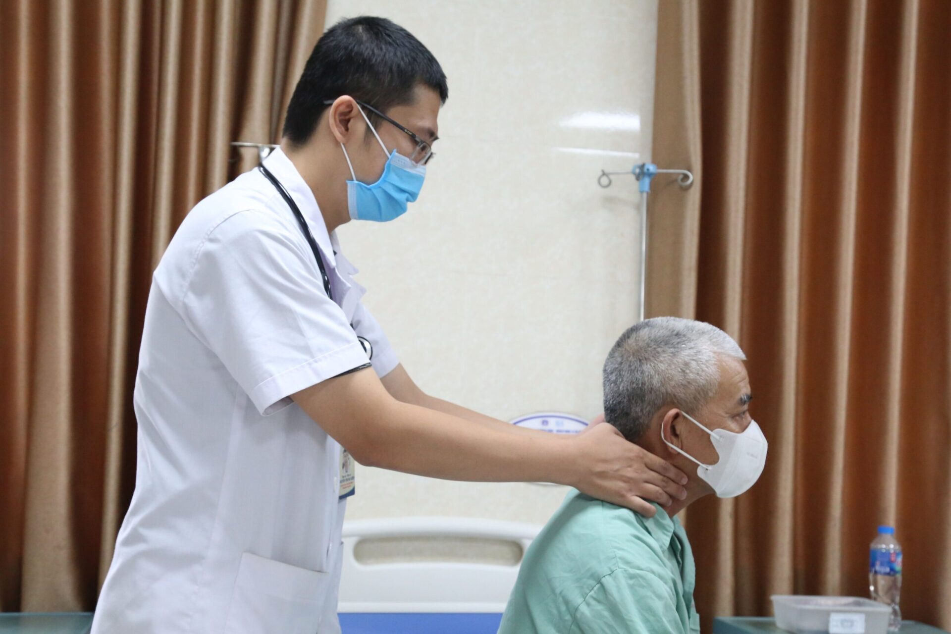Hình ảnh Thạc sỹ - Bác sỹ Nguyễn Trung Kiên đang thăm khám cho người bệnh điều trị tại Khoa Xạ Trị thuộc Trung tâm Ung bướu