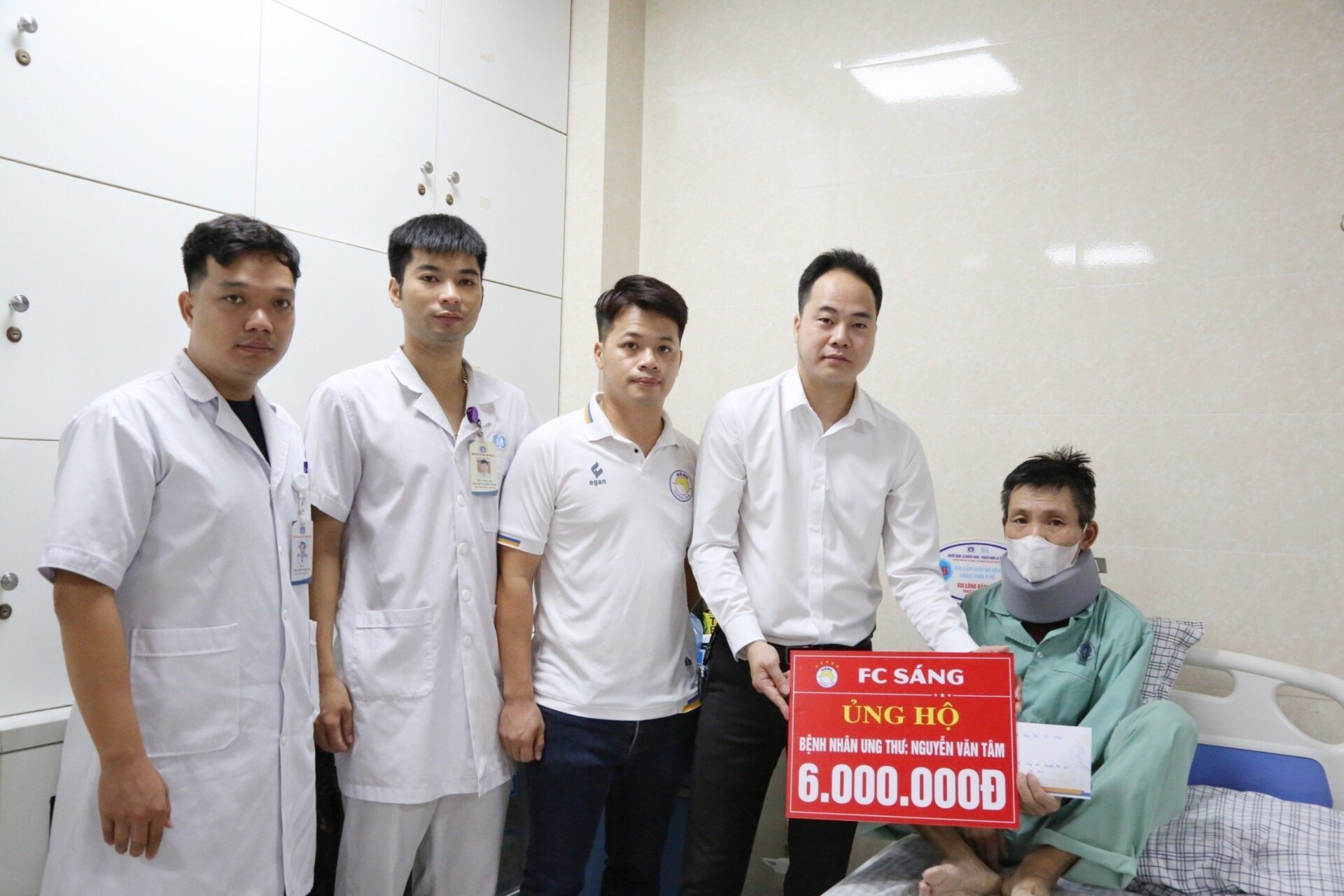 CLB FC Sáng Phú Thọ trao tiền hỗ trợ cho người bệnh khó khăn