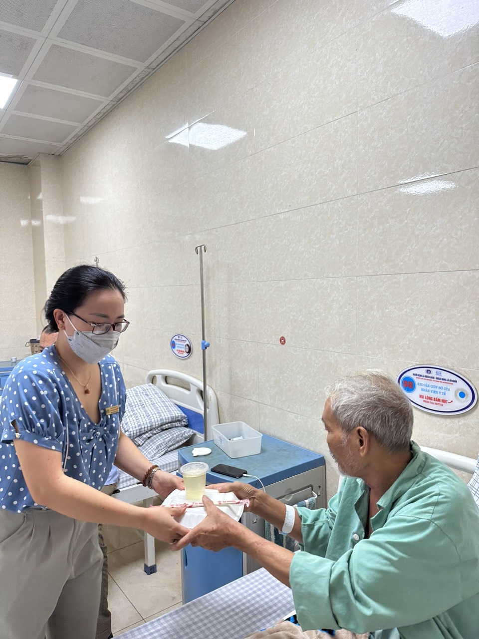 Chị Mai Thủy – Tổ trưởng nhóm CTXH trao tặng suất cơm cho người bệnh 