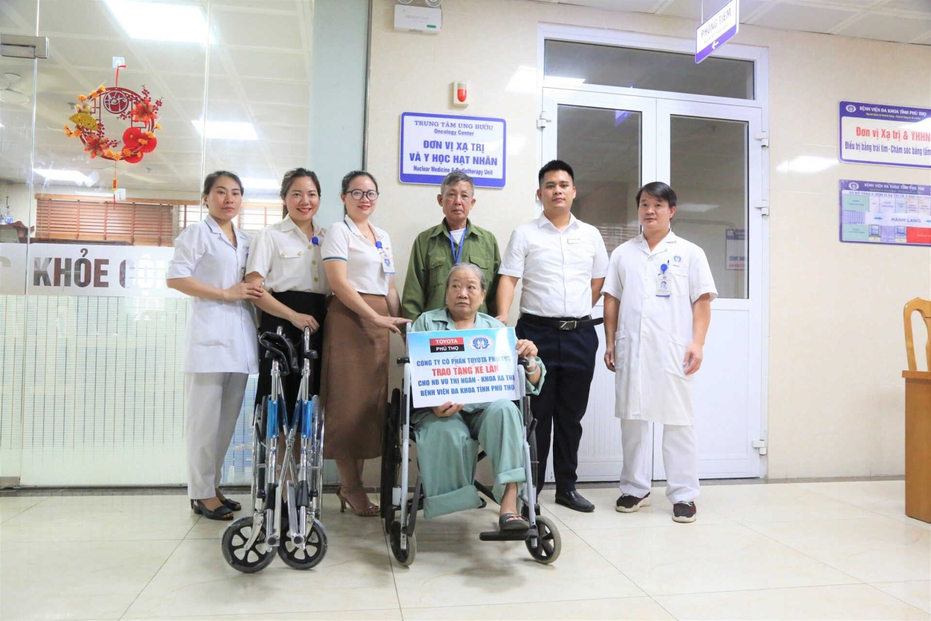 Tổ CTXH phối hợp trao tặng xe lăn cho người bệnh