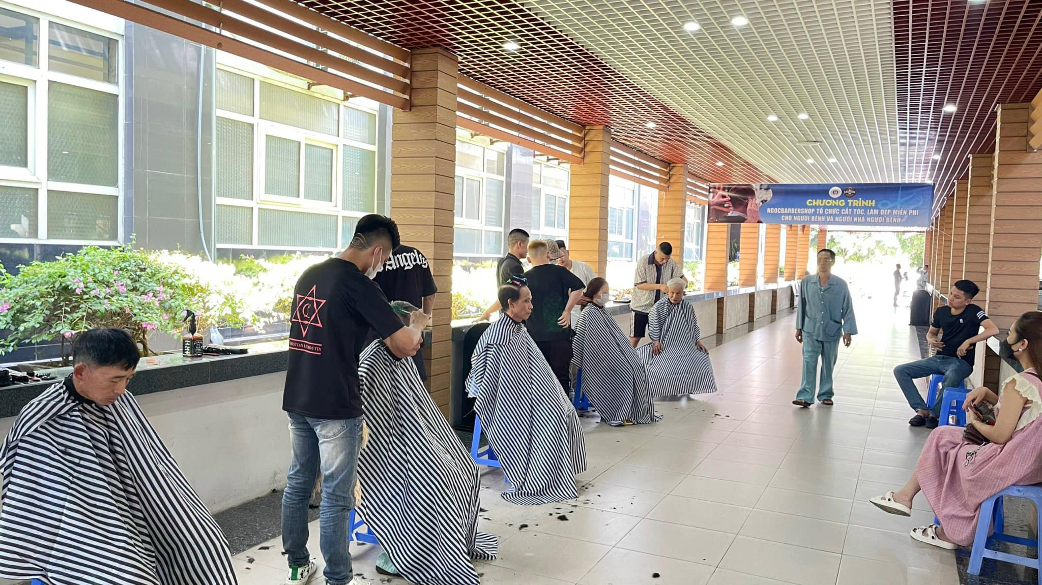 Tổ CTXH phối hợp với Nhóm Thiện nguyện Ngọc Barber Shop tổ chức cắt tóc miễn phí cho người bệnh 