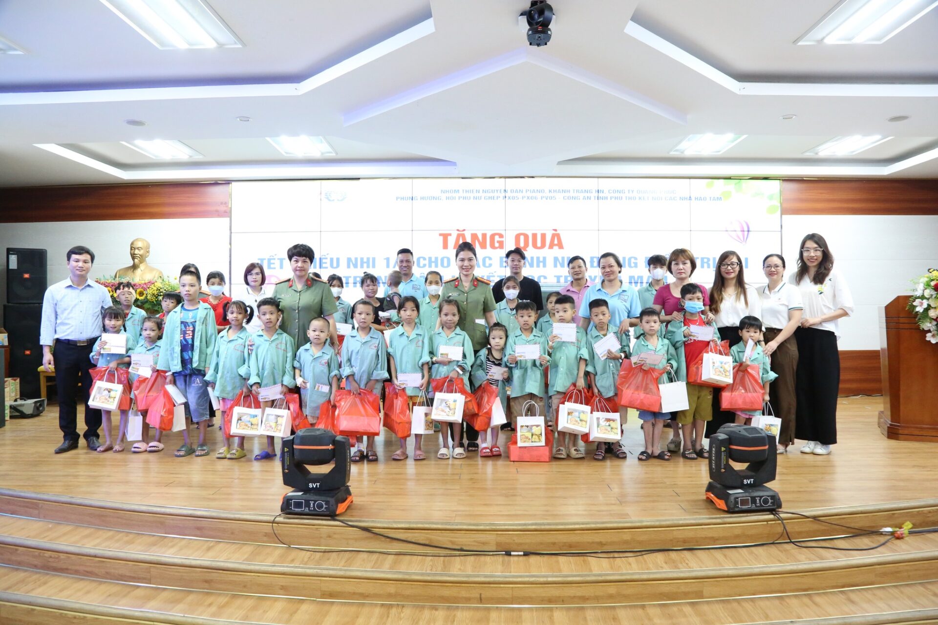 Tổ CTXH phối hợp tổ chức trao quà cho các bệnh nhi điều trị tại Bệnh viện đa khoa tỉnh Phú Thọ