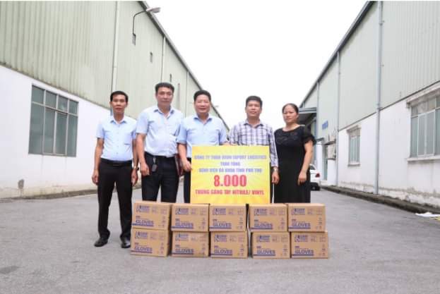 Đại diện USVN và BVĐK tỉnh Phú Thọ tại buổi giao nhận 8.000 thùng găng tay y tế