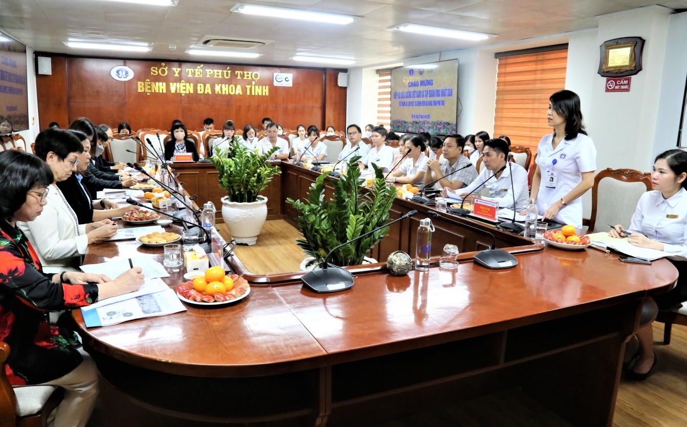 BSCKII Lê Na, Phó giám đốc bệnh viện phát biểu chào mừng đoàn tham quan đến với bệnh viện đa khoa tỉnh Phú Thọ.