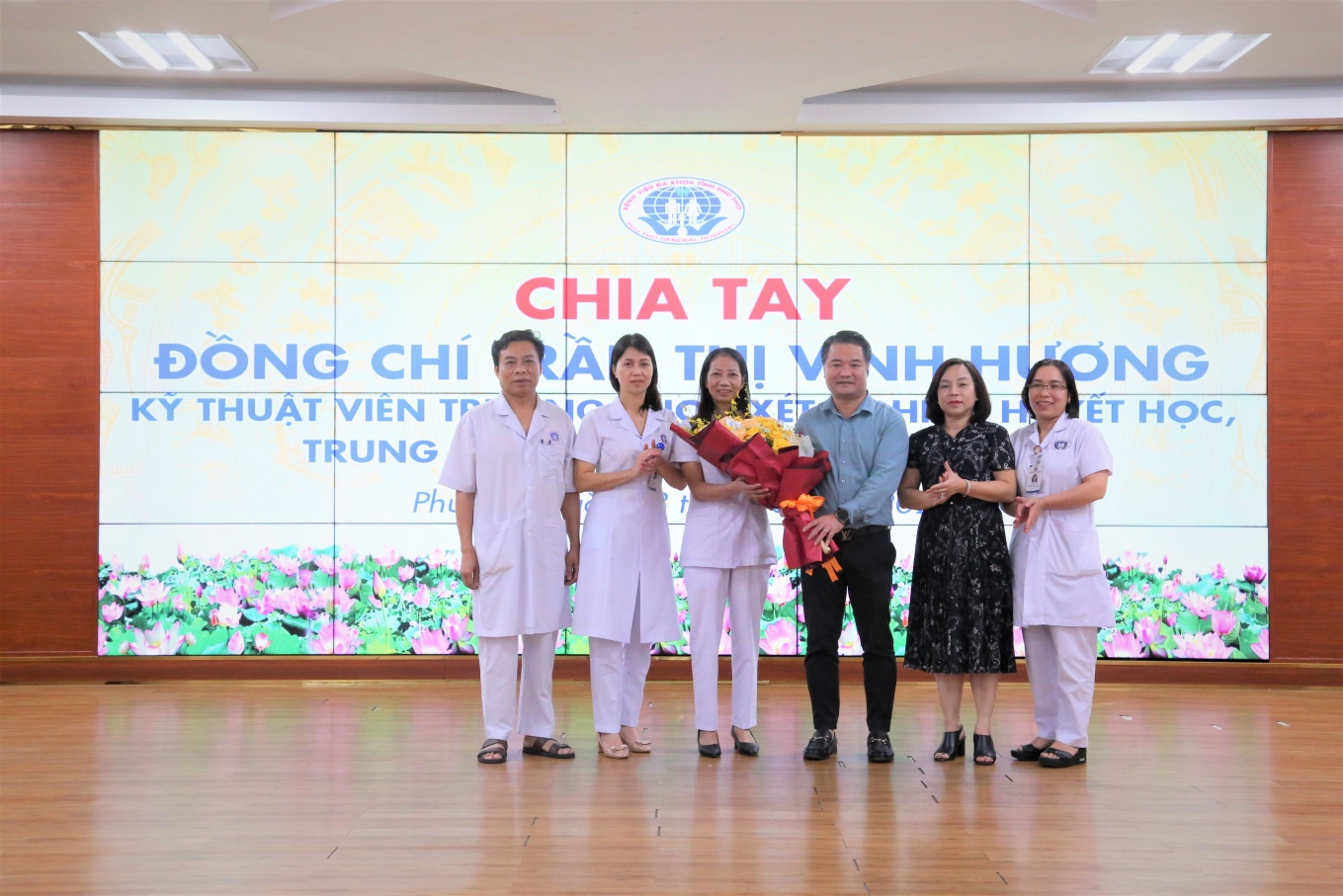 Ban Giám đốc bệnh viện tặng hoa chúc mừng đồng chí Trần Thị Vịnh Hương.