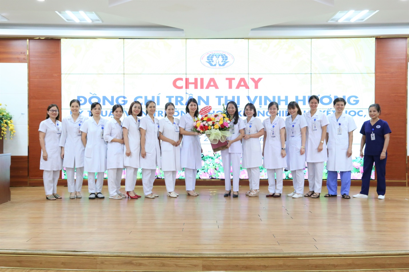 Bs CKII Lê Na - Phó Giám đốc Bệnh viện cùng các trưởng khoa phòng khối Nội lên tặng hoa chúc mừng