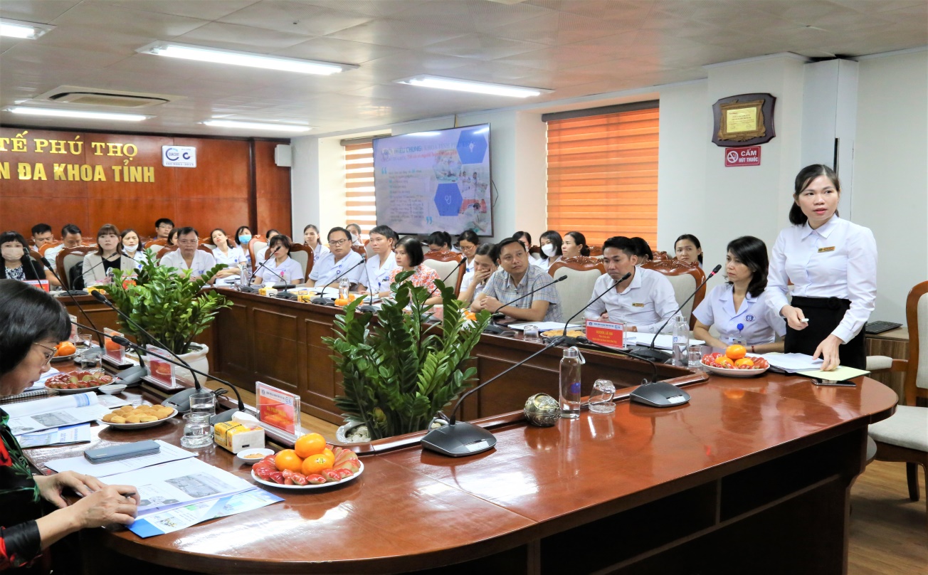 ĐDCKI Vũ Thị Thanh Long - Trưởng phòng Điều dưỡng giới thiệu tổng quan về Bệnh viện, công tác khám chữa bệnh và công tác điều dưỡng Bệnh viện.