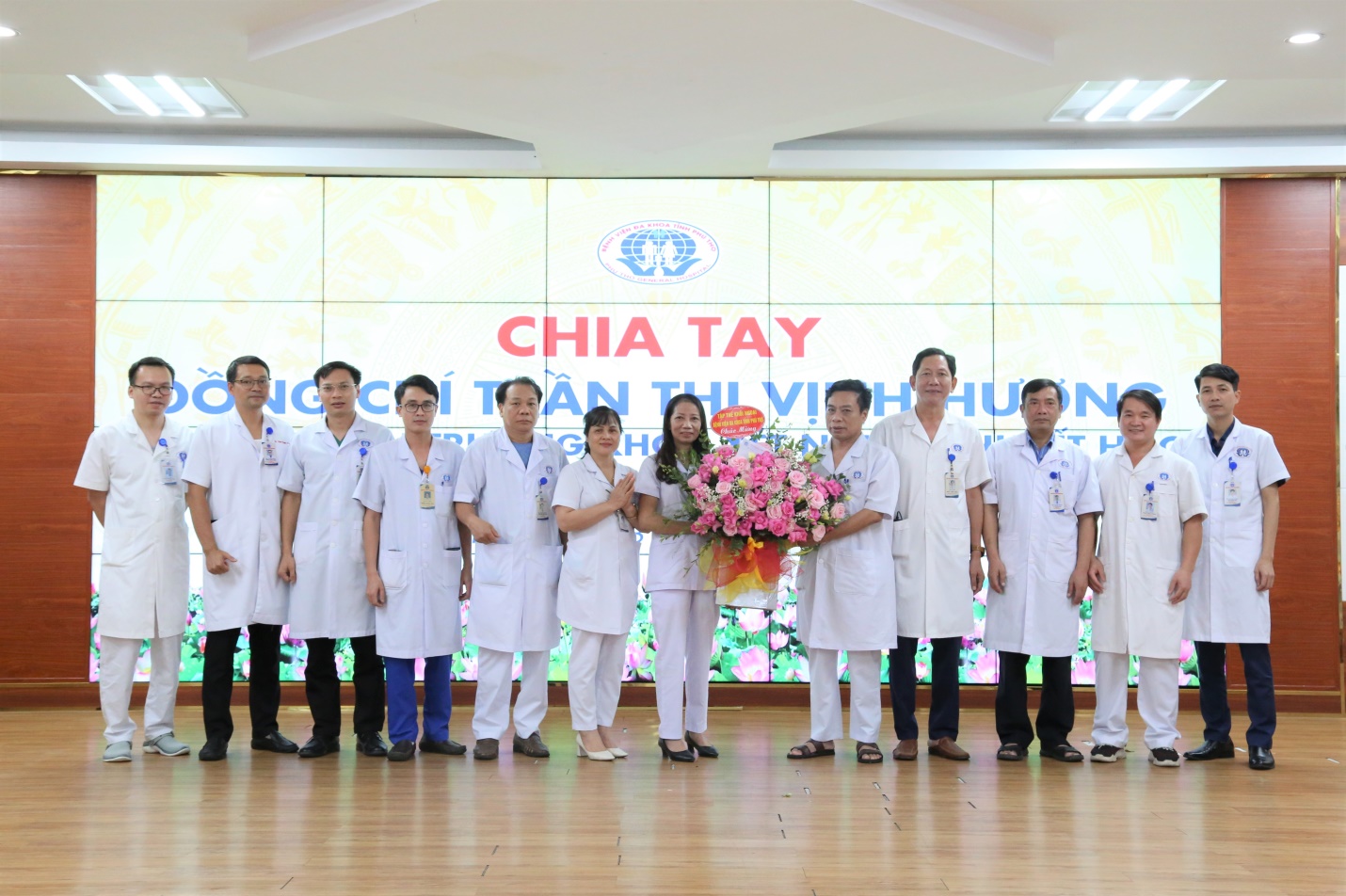 TTƯT, PGS,TS, BS Nguyễn Văn Sơn - Phó Giám đốc bệnh viện cùng các trưởng khoa phòng khối Ngoại lên tặng hoa chúc mừng