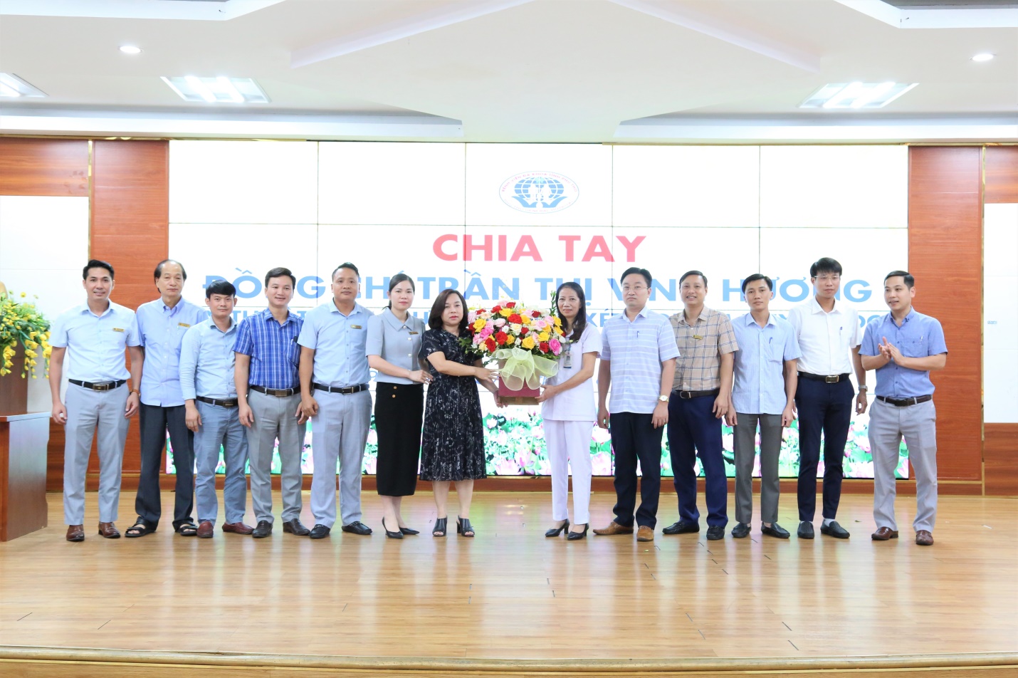 ThS Đinh Thị Kim Oanh - Phó Giám đốc bệnh viện cùng các trưởng phòng khối Phòng ban lên tặng hoa chúc mừng.