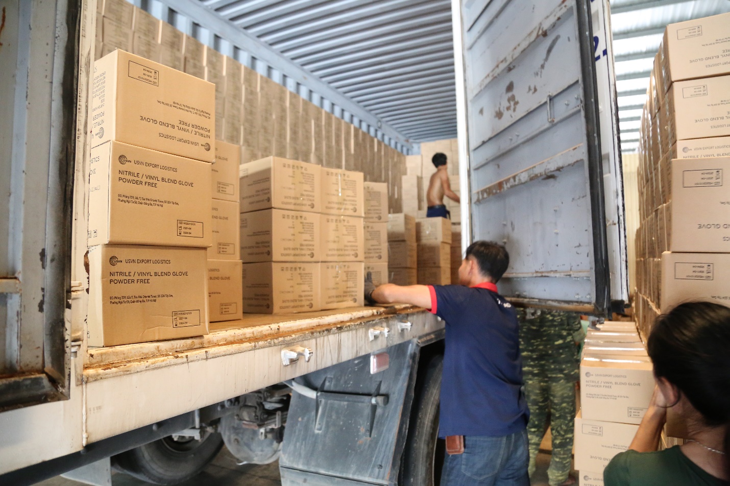 4.000 thùng găng tay y tế được chuyển lên xe, vận chuyển đến BVĐK tỉnh Phú Thọ