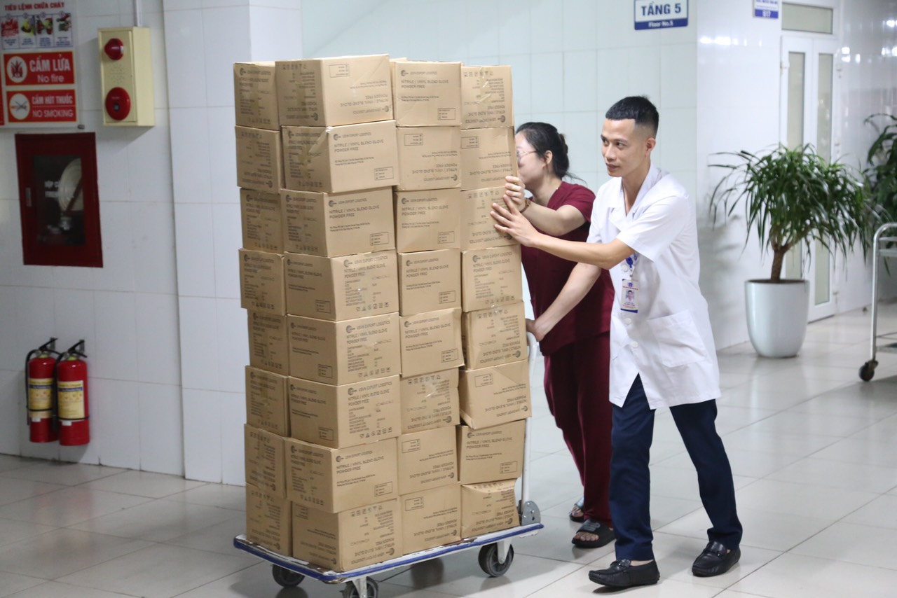 Toàn bộ số găng tay y tế khi về bệnh viện đã được chuyển ngay đến các khoa để phục vụ hoạt động khám, chữa bệnh.