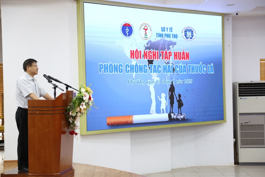 GS.TS Nguyễn Văn Kính, Phó chủ tịch Thường trực THYH Việt Nam phát biểu tại hội nghị tập huấn về phòng chống tác hại của thuốc lá