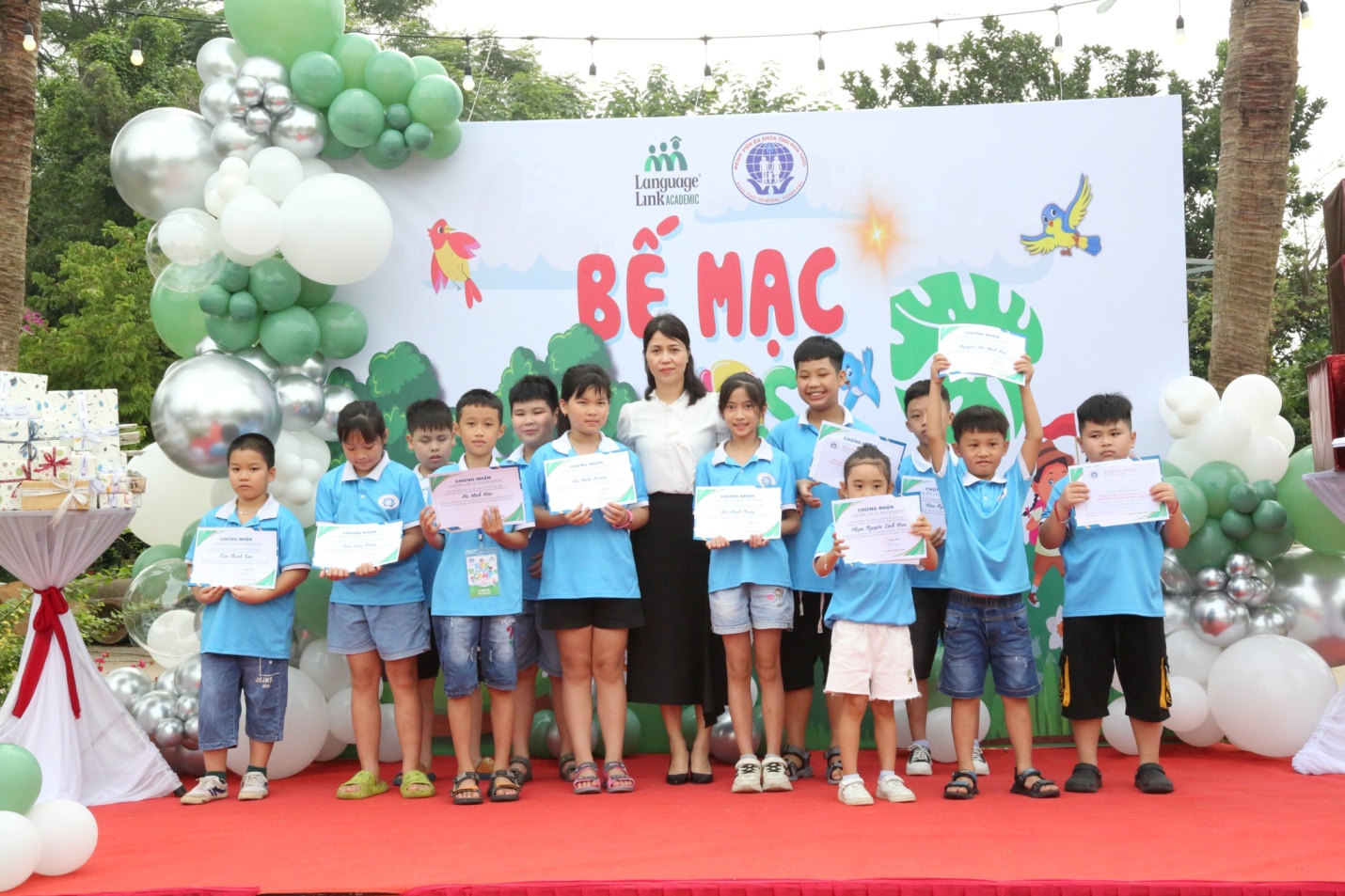 BSCKII Lê Na – Phó Giám đốc BVĐK tỉnh Phú Thọ trao giải thưởng cho các em học sinh tích cực nhất trại hè