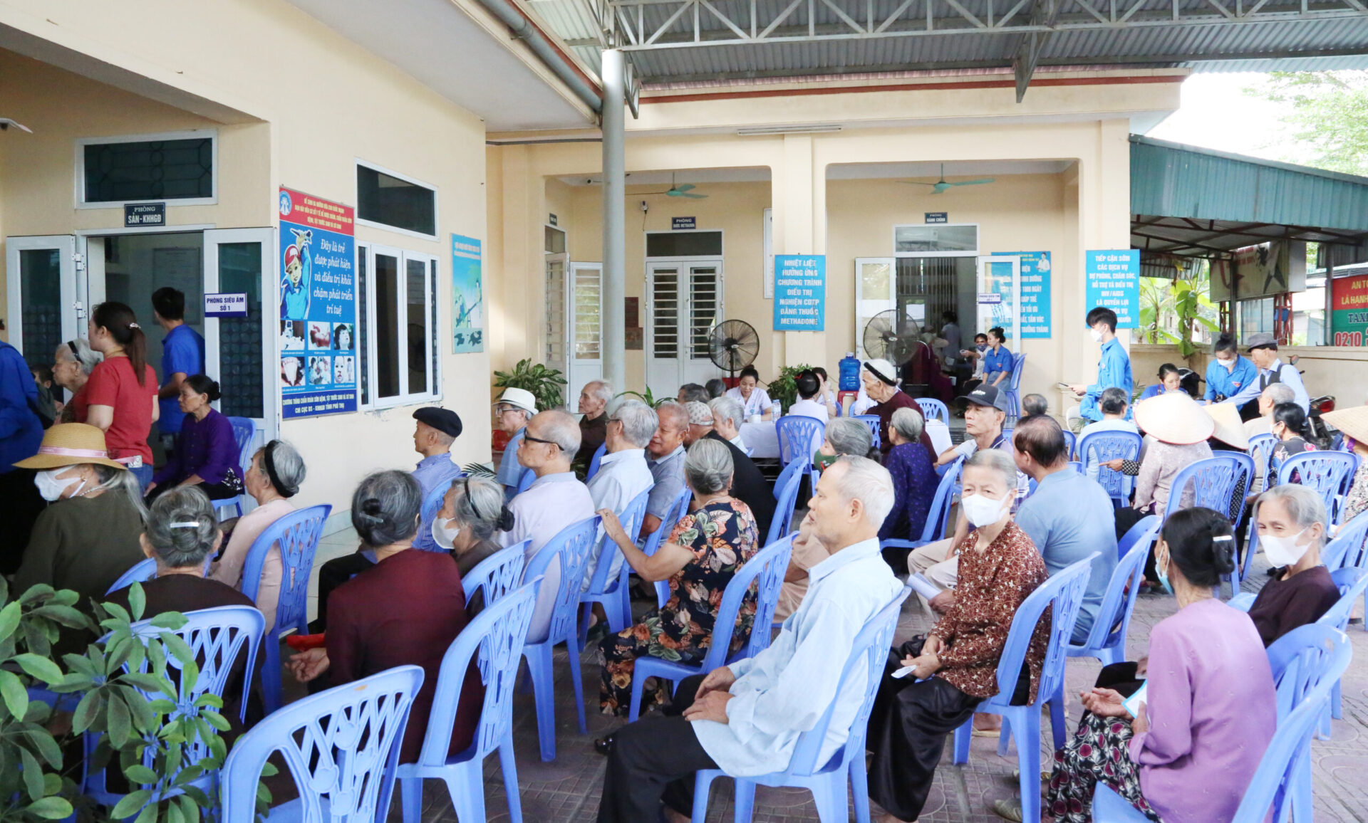 Toàn cảnh chương trình khám bệnh, tư vấn sức khỏe, cấp thuốc miễn phí tại phường Bạch Hạc