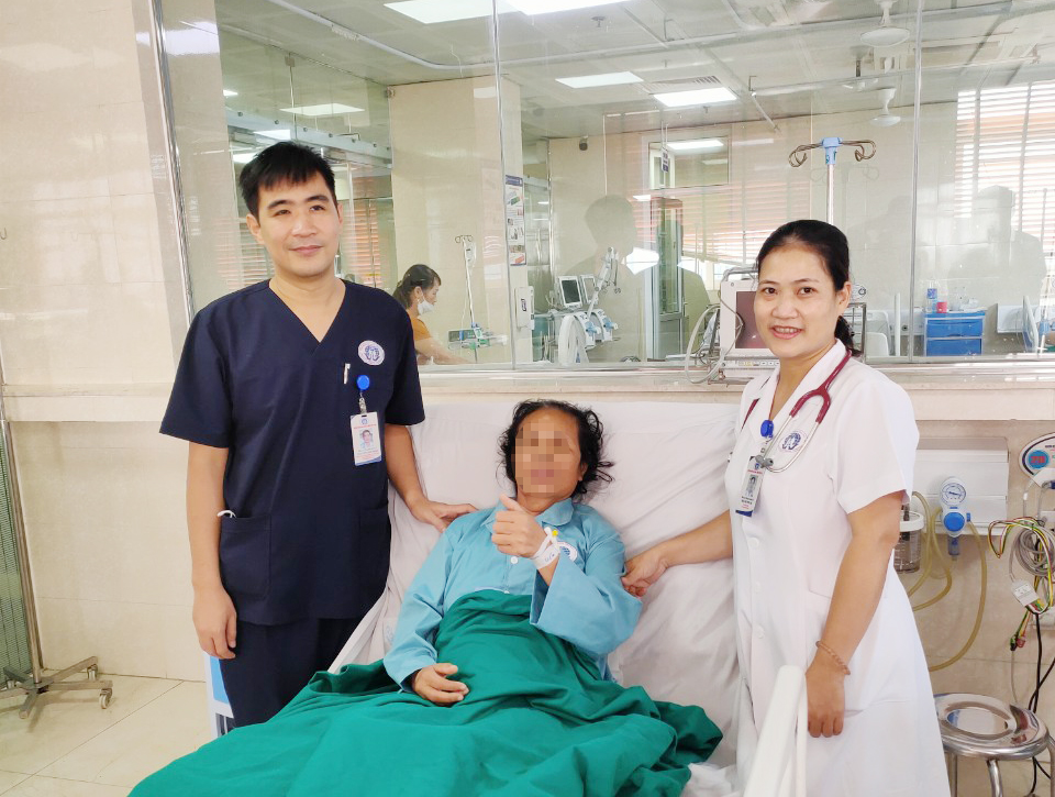 Hình ảnh người bệnh bên cạnh BS Nguyễn Anh Minh và BS Bùi Thị Thu Hà - Giám đốc Trung tâm Đột quỵ Phú Thọ