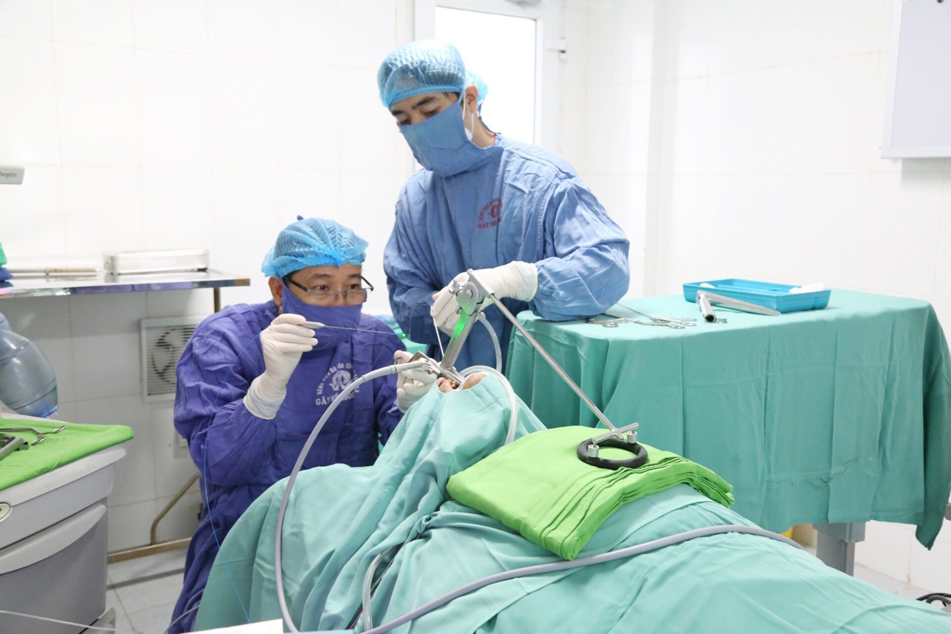 Các bác sĩ tại Bệnh viện đa khoa tỉnh Phú Thọ sử dụng dao laser phẫu thuật dây thanh cho người bệnh