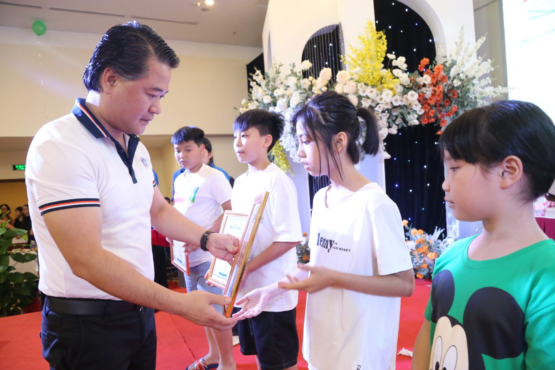 BSCKII Lê Đình Thanh Sơn trao thưởng cho các cháu học sinh giỏi các cấp