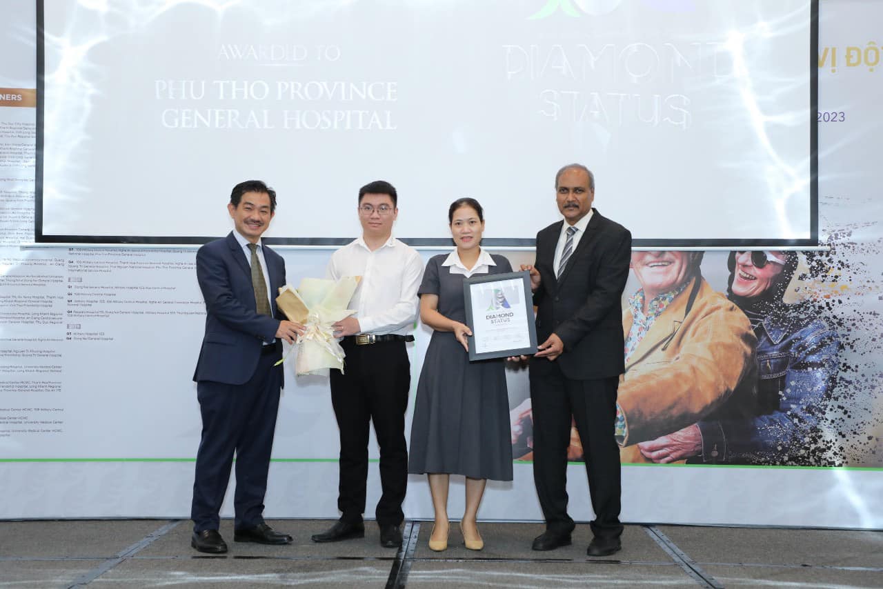 Đại diện Trung tâm Đột quỵ BVĐK tỉnh Phú Thọ vinh dự nhận giải thưởng Kim cương từ Chủ tịch Hội Đột quỵ thế giới