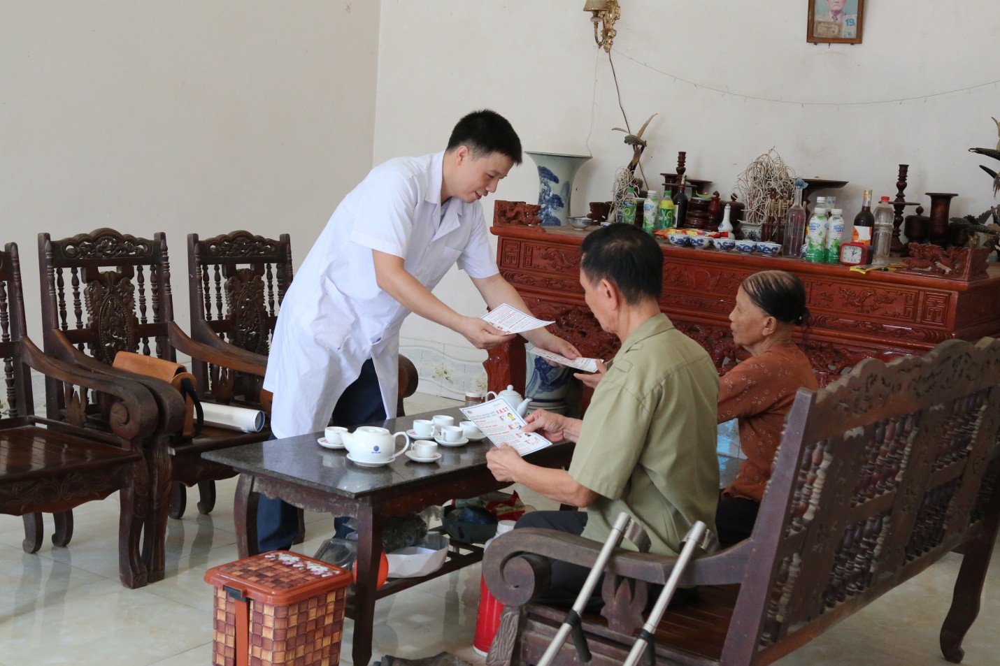 Cán bộ y tế xã Xuân Viên (huyện Yên Lập) tới thăm và hướng dẫn người dân khi phát hiện các dấu hiệu đột quỵ cần liên hệ cơ sở y tế gần nhất để được cứu chữa kịp thời.