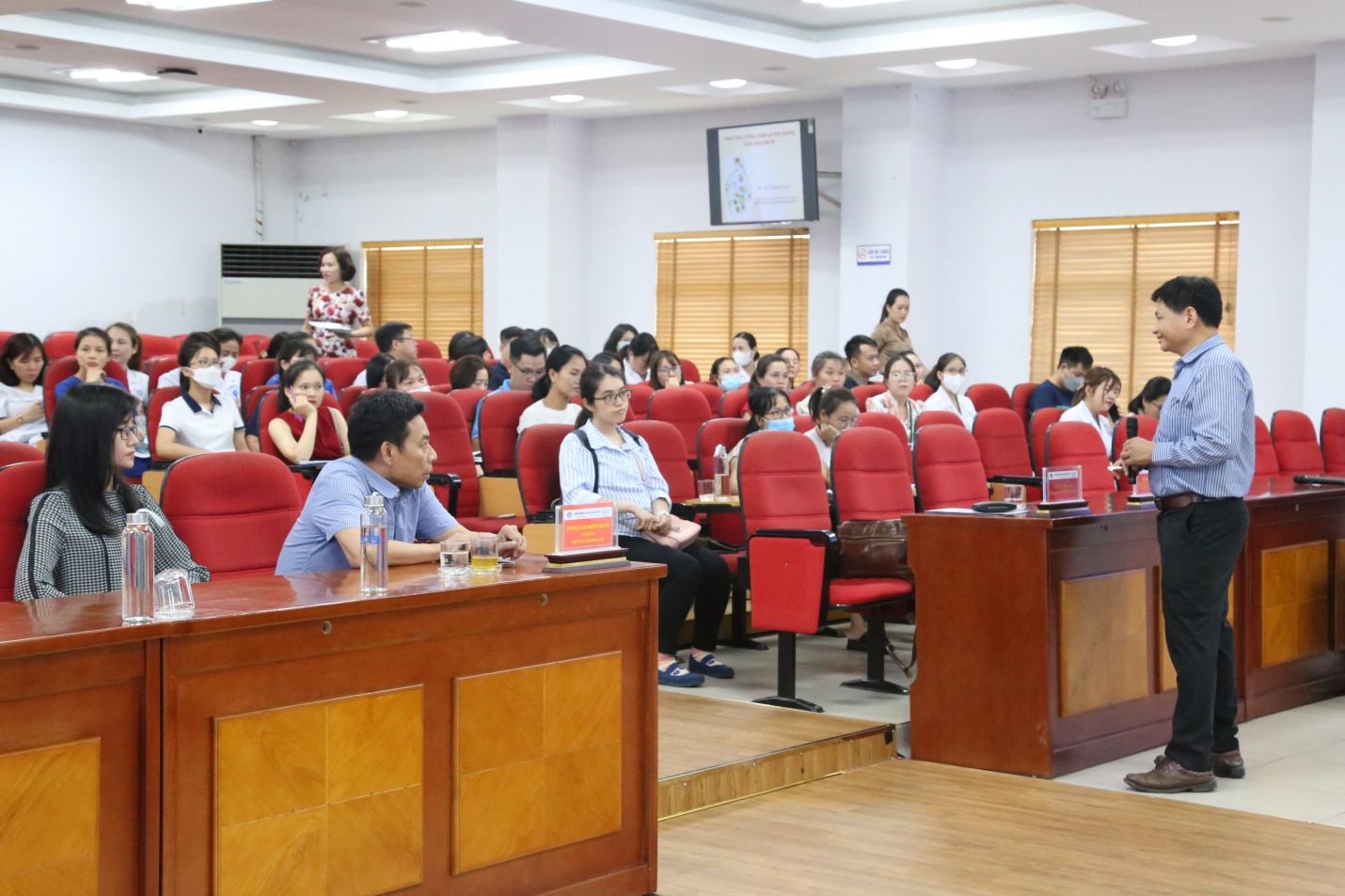 GS.TS Lê Danh Tuyên – Nguyên viện trưởng Viện Dinh dưỡng Quốc gia giảng dạy tại hội thảo