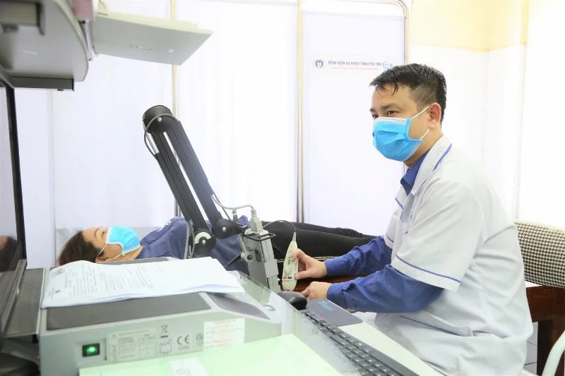 Người bệnh được thăm khám tại Khoa Nội thần kinh – Cơ xương khớp BVĐK tỉnh Phú Thọ
