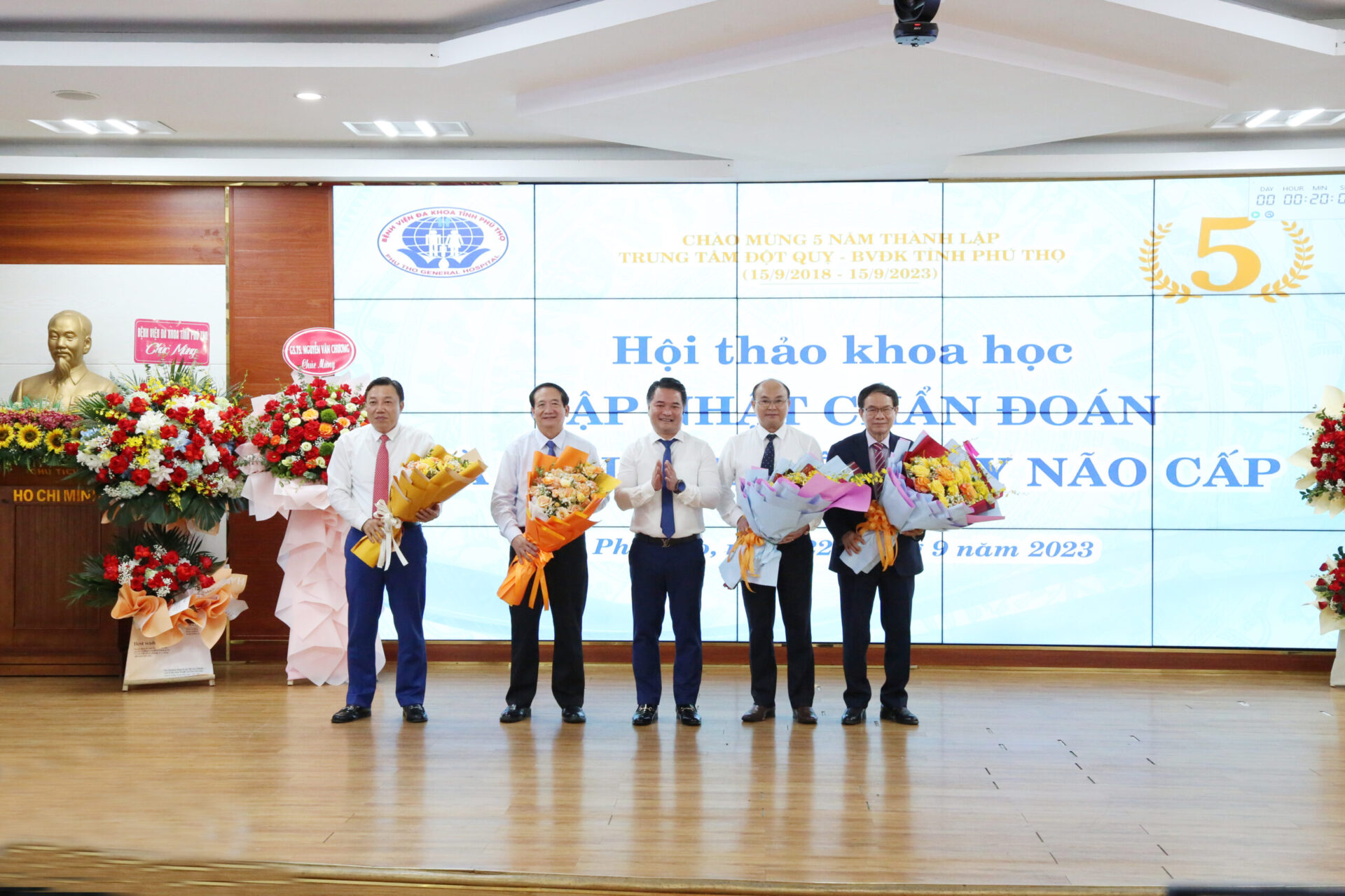 BSCKII. Lê Đình Thanh Sơn - Giám đốc BVĐK tỉnh Phú Thọ tặng hoa tri ân các chuyên gia 