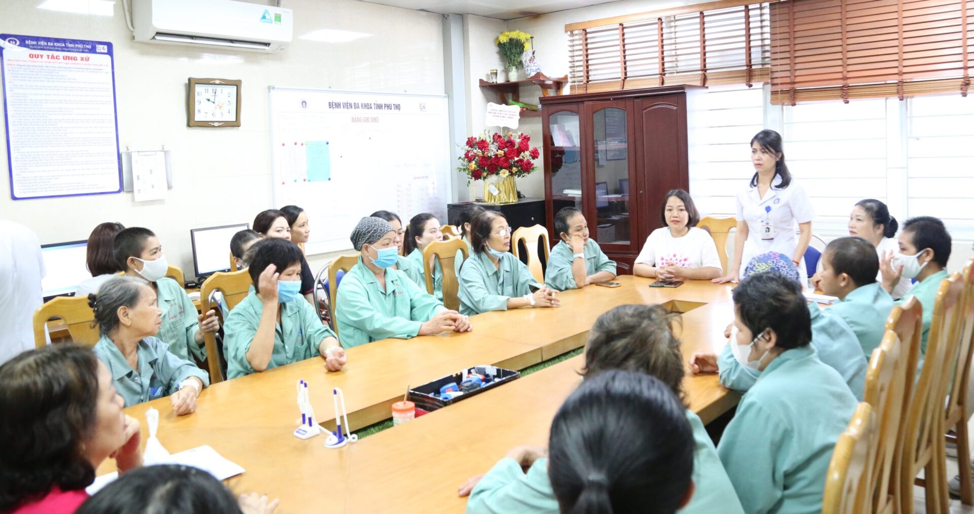 BS CKII. Lê Na – Phó giám đốc BVĐK tỉnh Phú Thọ gửi lời cảm ơn đến CLB đã đồng hành cùng Bệnh viện