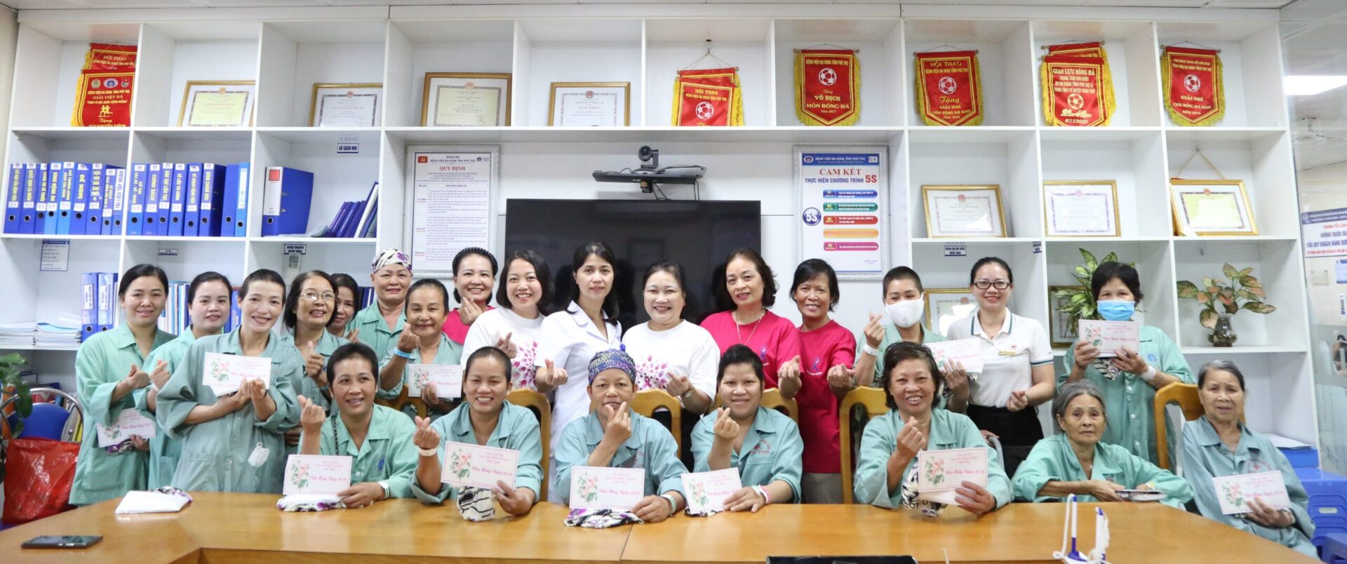 CLB Phụ nữ Kiên cường Phú Thọ trao tặng quà cho người bệnh nữ mắc ung thư vú đang điều trị tại BVĐK tỉnh Phú Thọ