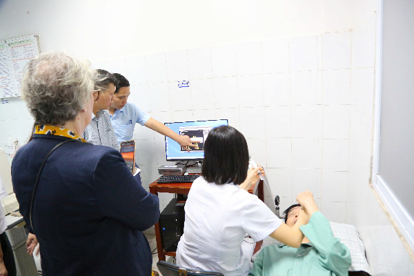 Bác sĩ tại Khoa Liên chuyên khoa đang sử dụng trang thiết bị mới khám cho người bệnh