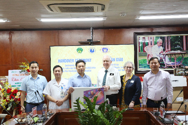 Hình ảnh bàn giao các thiết bị thị lực giữa Bệnh viện đa khoa tỉnh Phú Thọ và tổ chức LDSC