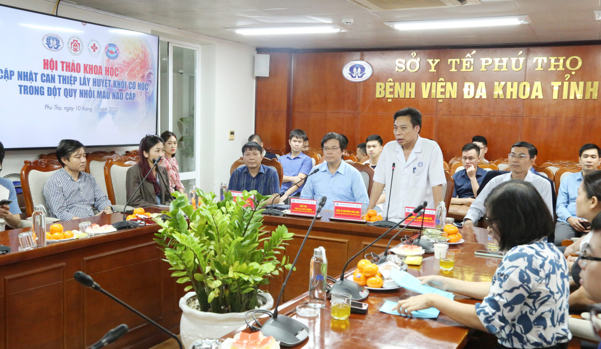 PGS. TS Nguyễn Văn Sơn - Phó Giám đốc Bệnh viện phát hiểu tại hội thảo