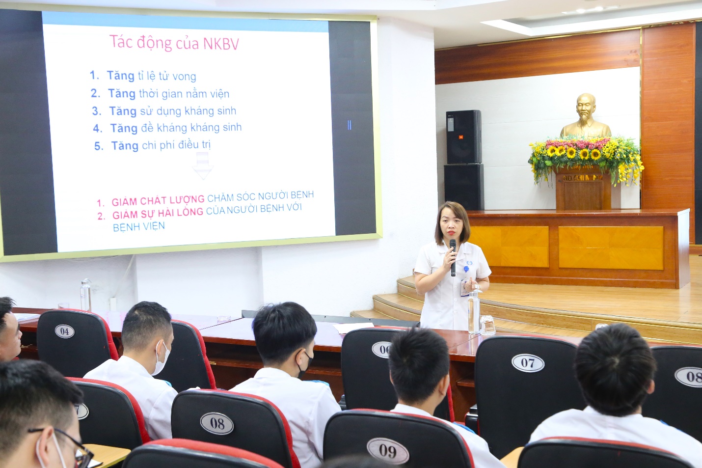 Thạc sĩ Nguyễn Thị Phương Thảo - Phụ trách khoa Kiểm soát nhiễm khuẩn giảng bài tại chương trình 