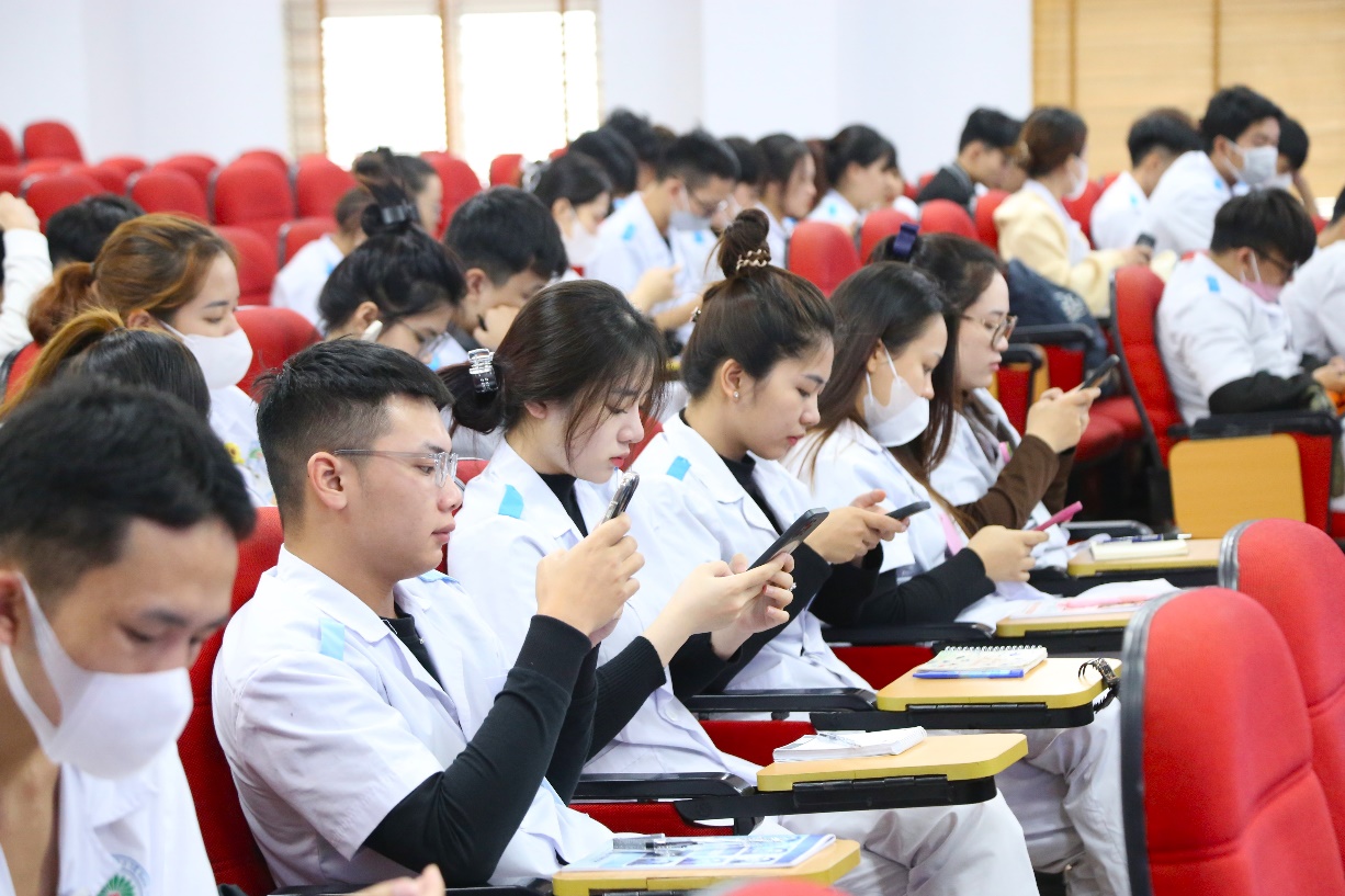 Các em sinh viên tập trung hoàn thành bài test trong buổi đào tạo