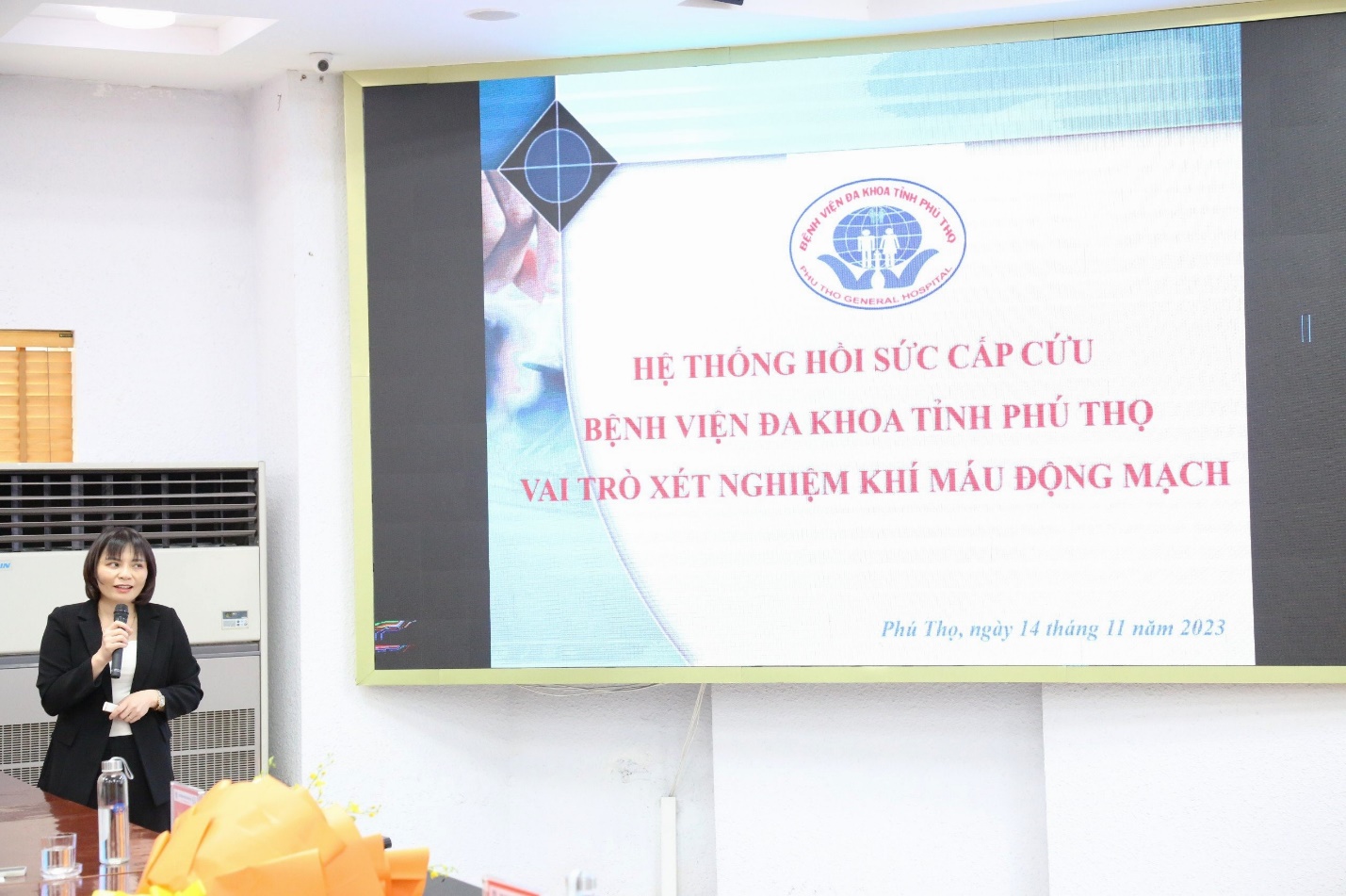 TS.BS Nguyễn Thị Thanh Mai báo cáo vai trò của xét nghiệm khí máu động mạch và tình hình sử dụng xét nghiệm khí máu tại khoa Hồi sức tích cực - Chống độc, Bệnh viện đa khoa tỉnh Phú Thọ