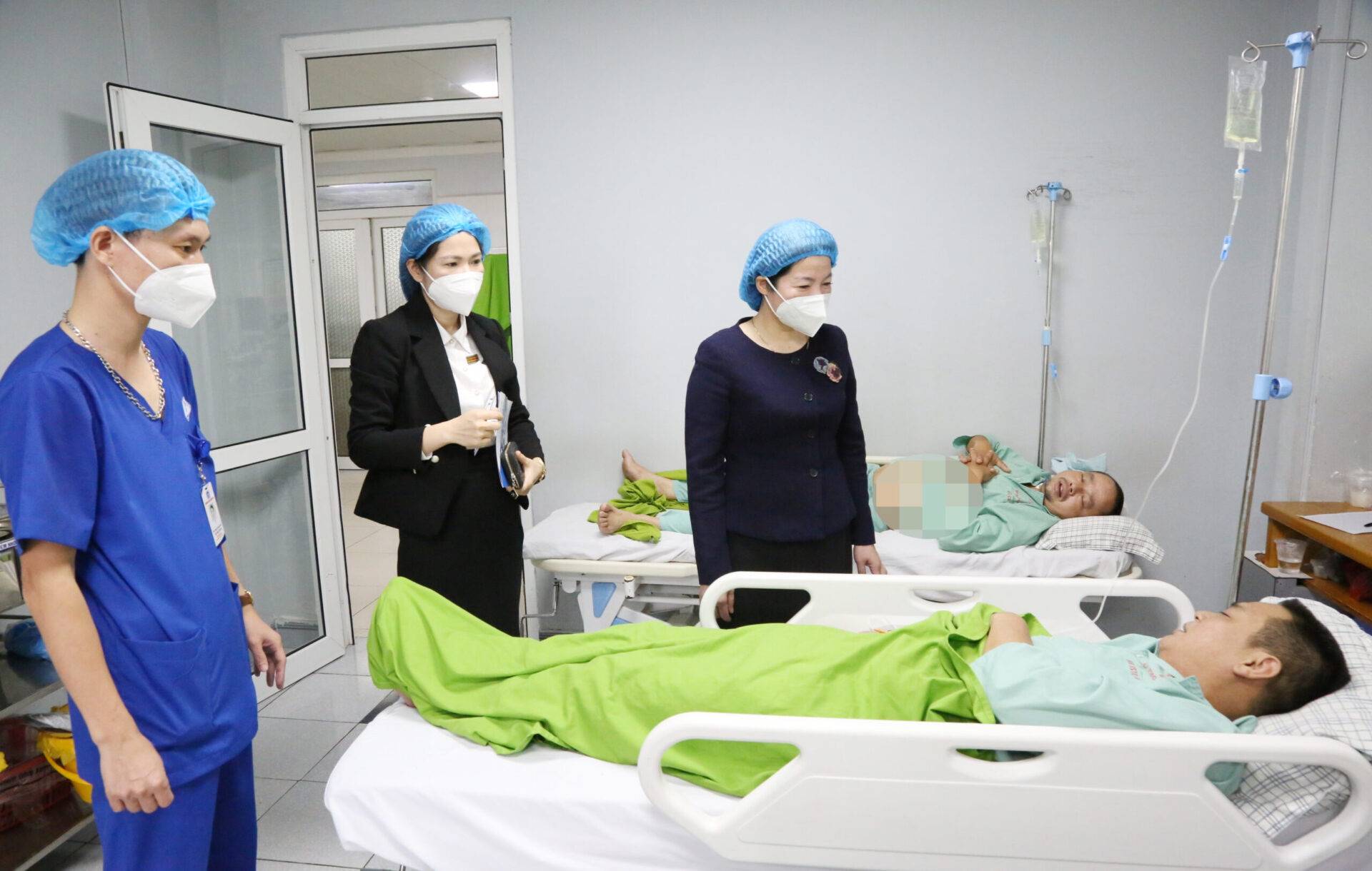 Đoàn giám sát chia thành các nhóm trực tiếp đi kiểm tra công tác triển khai thực tế tại Bệnh viện