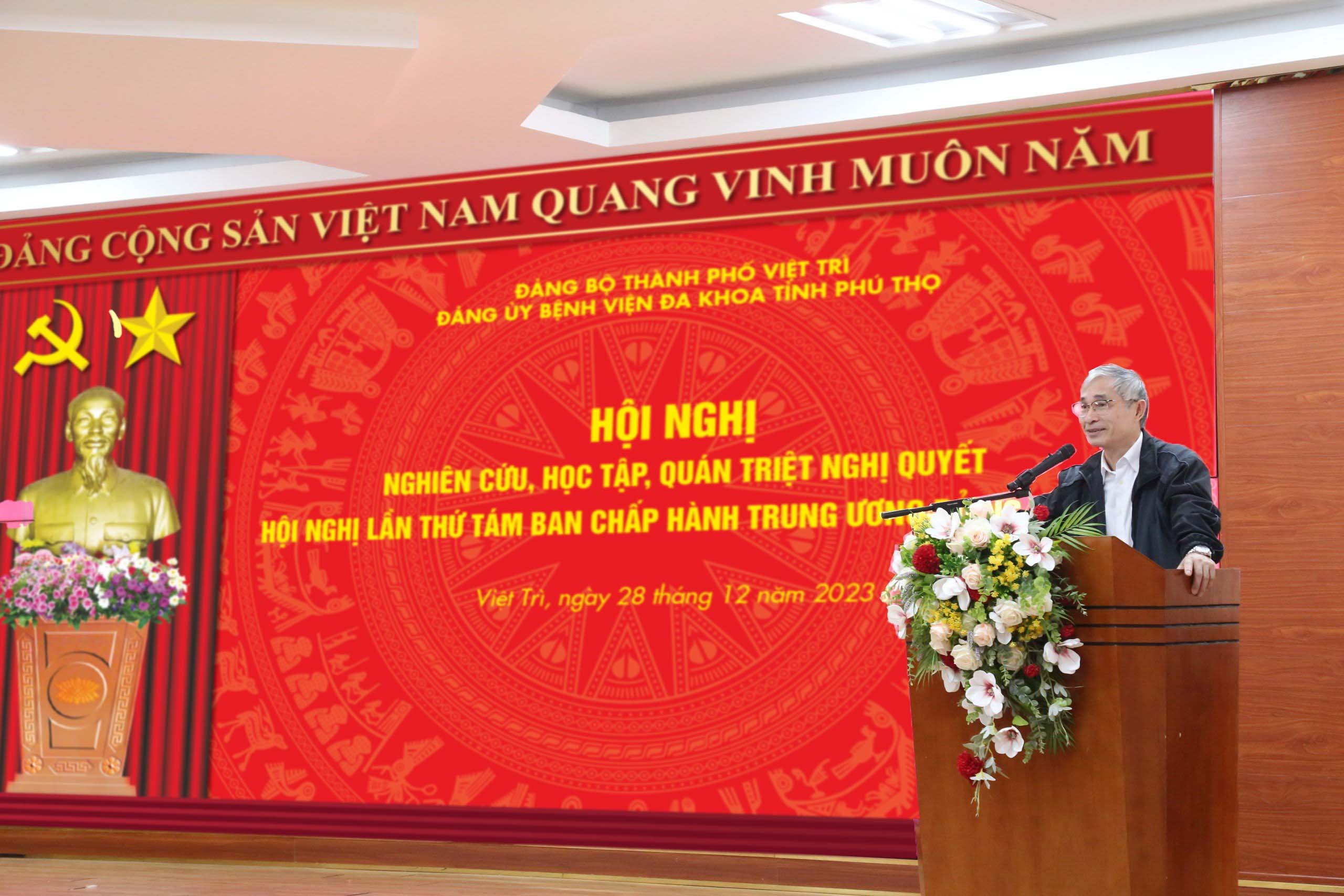 Đồng chí Phạm Văn Mến – Ủy viên BTV Thành ủy, Chủ tịch UBMTTQ thành phố Việt Trì truyền đạt nghị quyết tại hội nghị