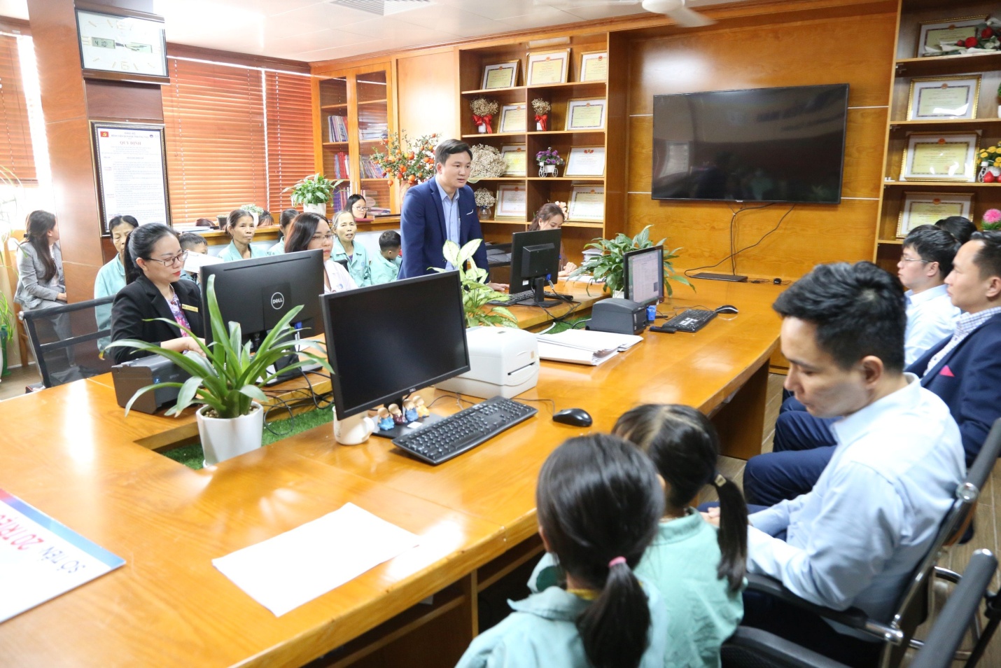 Hình 2: BSCKII Triệu Quốc Thường – Trưởng phòng Marketing và Truyền thông đã gửi lời cảm ơn sâu sắc tới Công đoàn Ngân hàng TMCP Công thương Việt Nam – Chi nhánh Bắc Phú Thọ.
