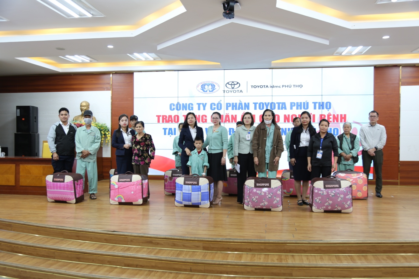 Toyota Phú Thọ trao tặng chăn ấm cho người bệnh có hoàn cảnh khó khăn đang điều trị tại Bệnh viện đa khoa tỉnh Phú Thọ