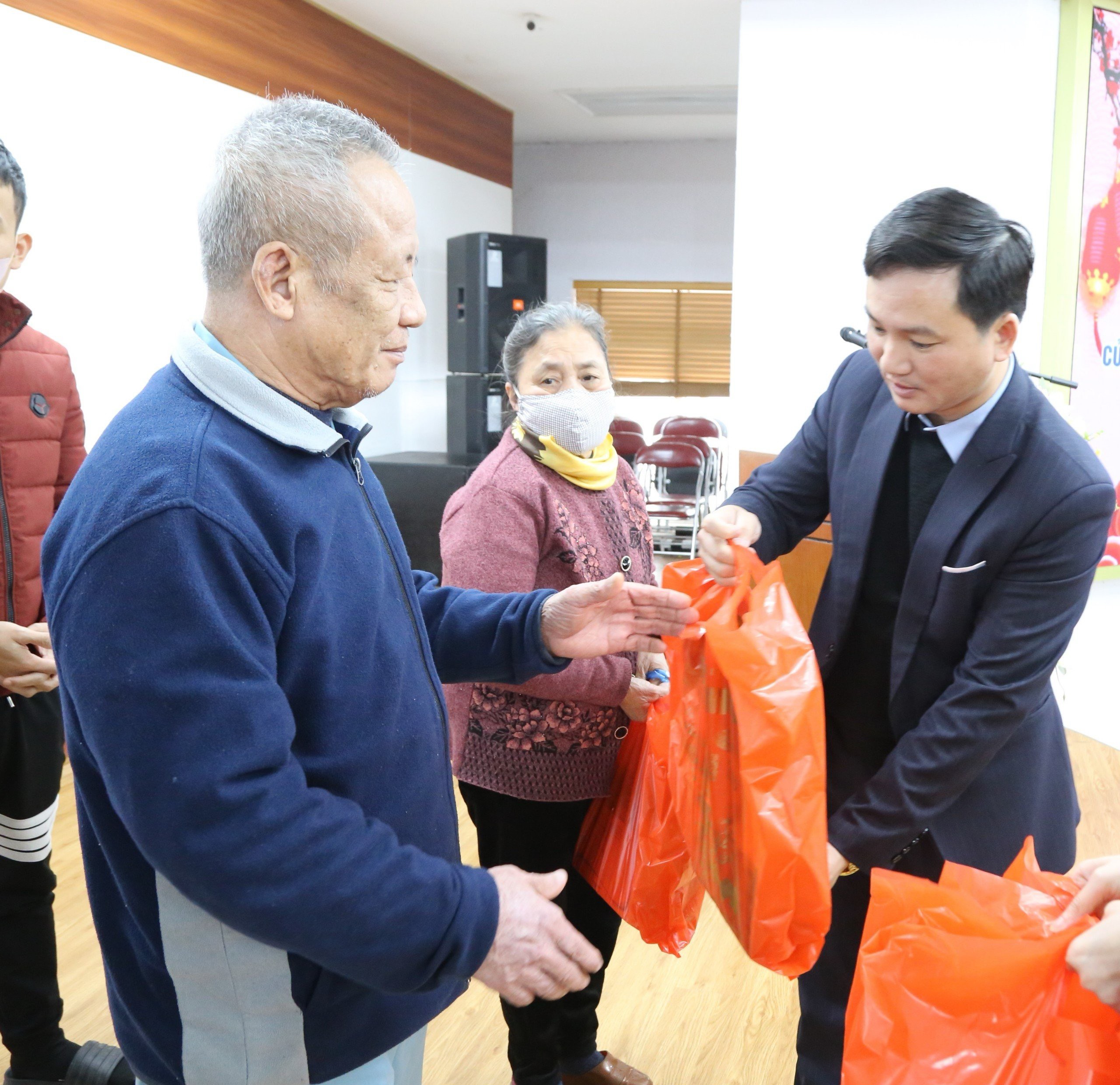BSCKII Triệu Quốc Thường – Trưởng phòng Marketing và Truyền thông BVĐK tỉnh Phú Thọ trao tặng quà cho người bệnh