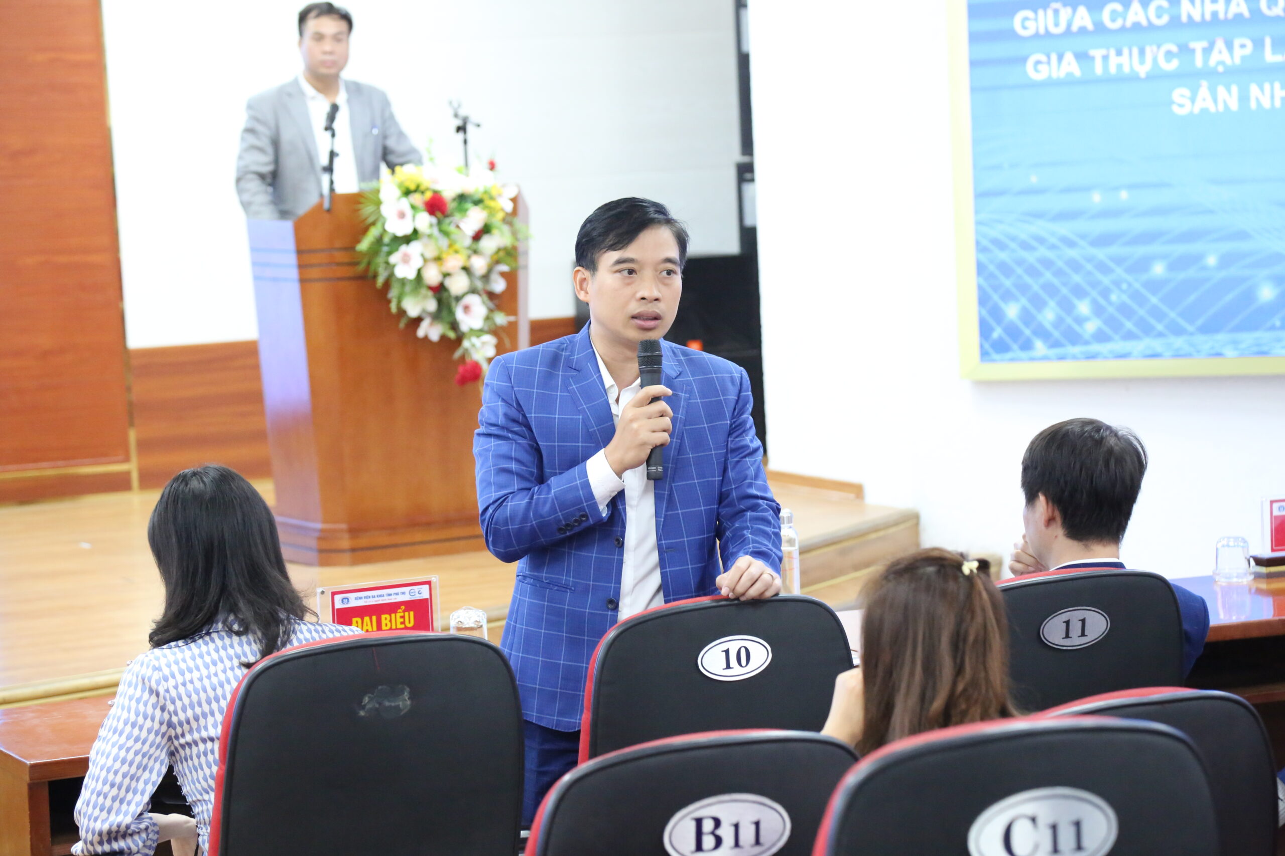 TS. BS Nguyễn Quang Ân trả lời câu hỏi từ sinh viên