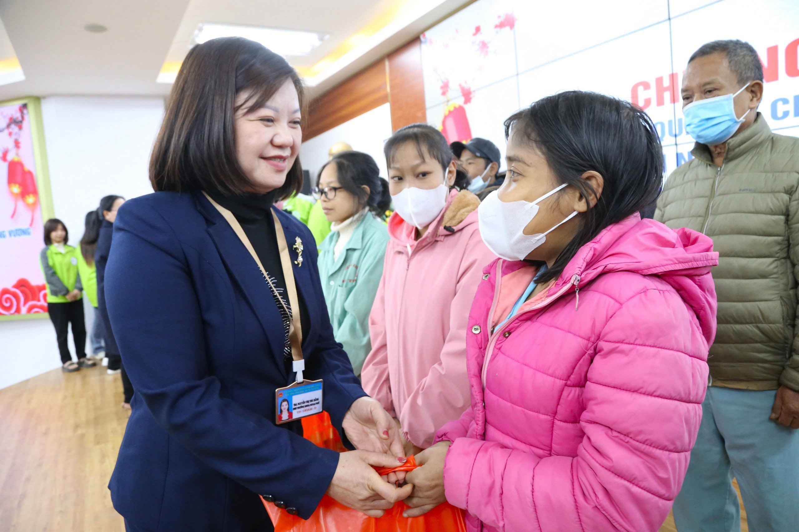 Cô Nguyễn Thị Thu trao quà tới từng người bệnh có hoàn cảnh khó khăn
