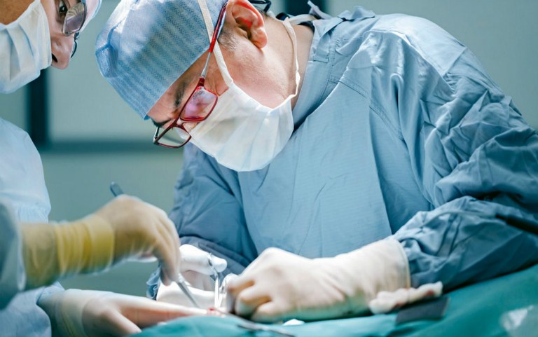 Để hạn chế tối đa biến chứng khi phẫu thuật cắt amidan, người bệnh nên đến cơ sở y tế uy tín để điều trị