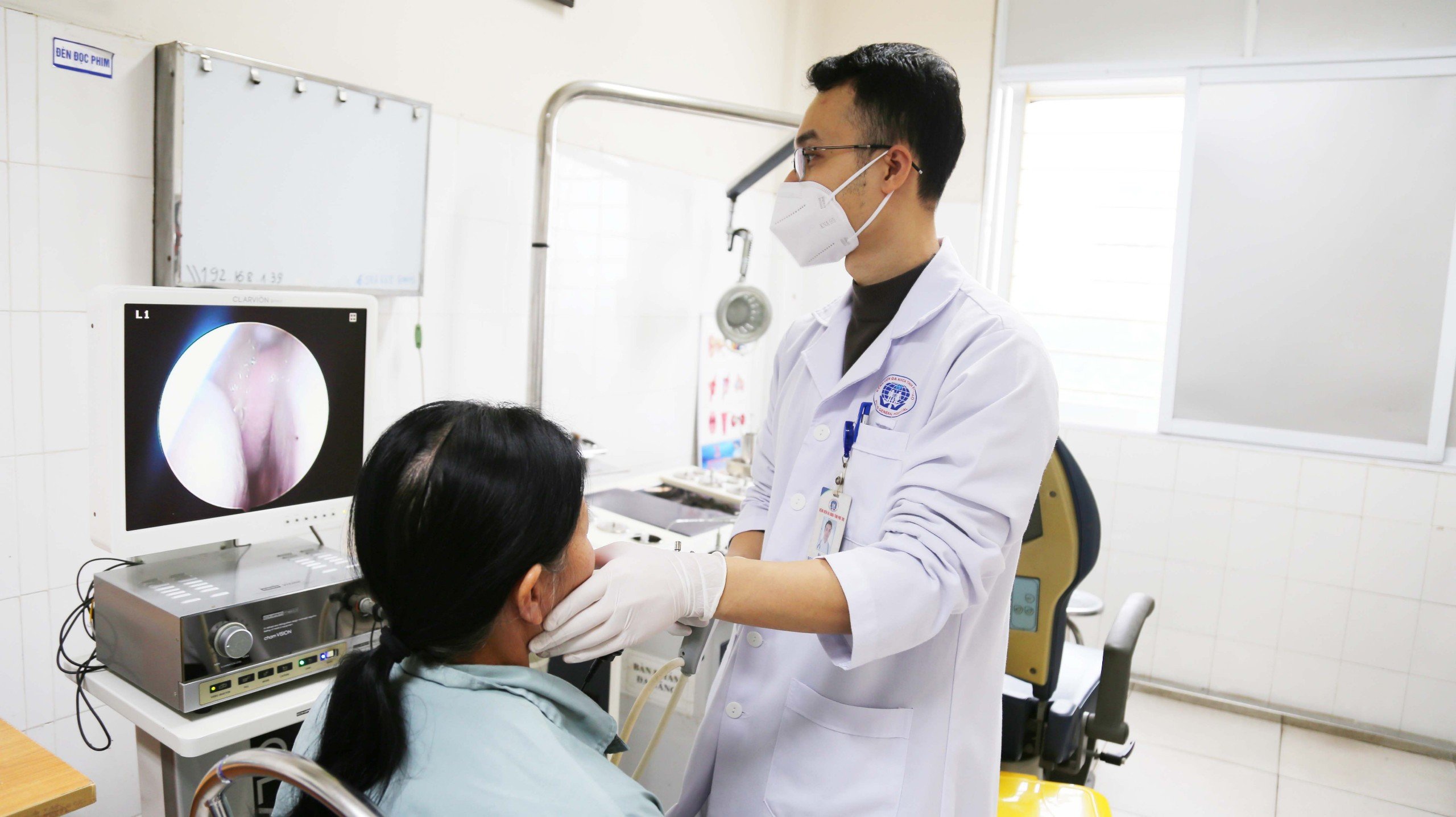 Hình ảnh bác sĩ Khoa Liên chuyên khoa Tai mũi họng – Mắt – Răng hàm mặt– Bệnh viện đa khoa tỉnh Phú Thọ khám cho người bệnh