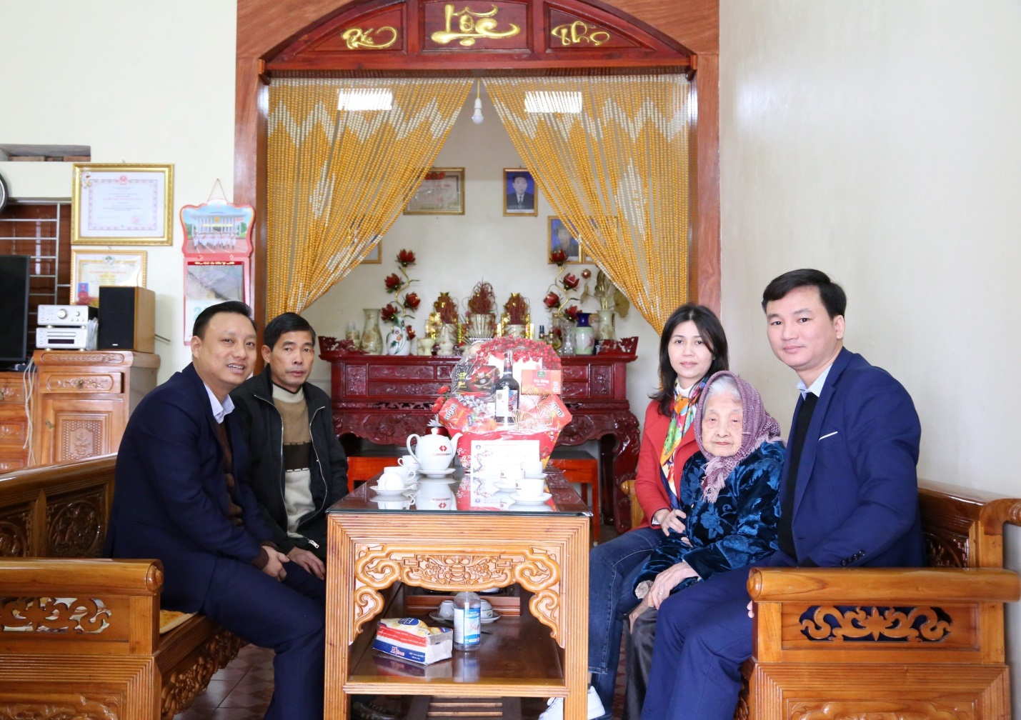 Đoàn công tác Bệnh viện đa khoa tỉnh Phú Thọ đến thăm, tặng quà Mẹ VNAH Nguyễn Thị Sự, trú tại xã Yên Kỳ, huyện Hạ Hòa