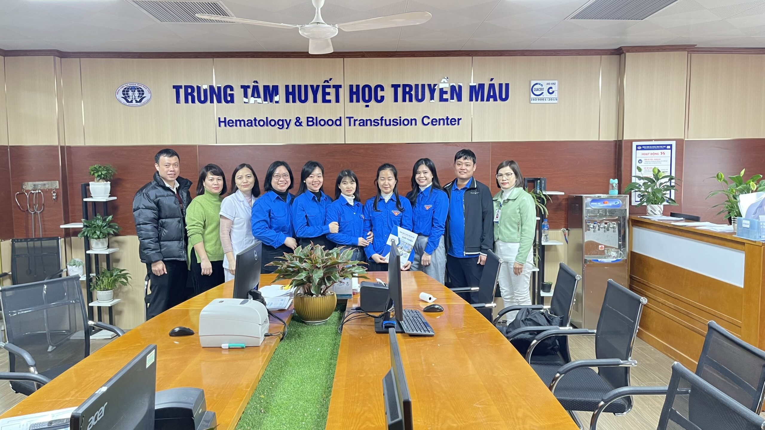 Đại diện Đoàn Thanh niên Tòa án Nhân dân tỉnh Phú Thọ tới thăm và trao tặng quà cho người bệnh đang điều trị tại Trung tâm Huyết học - Truyền máu