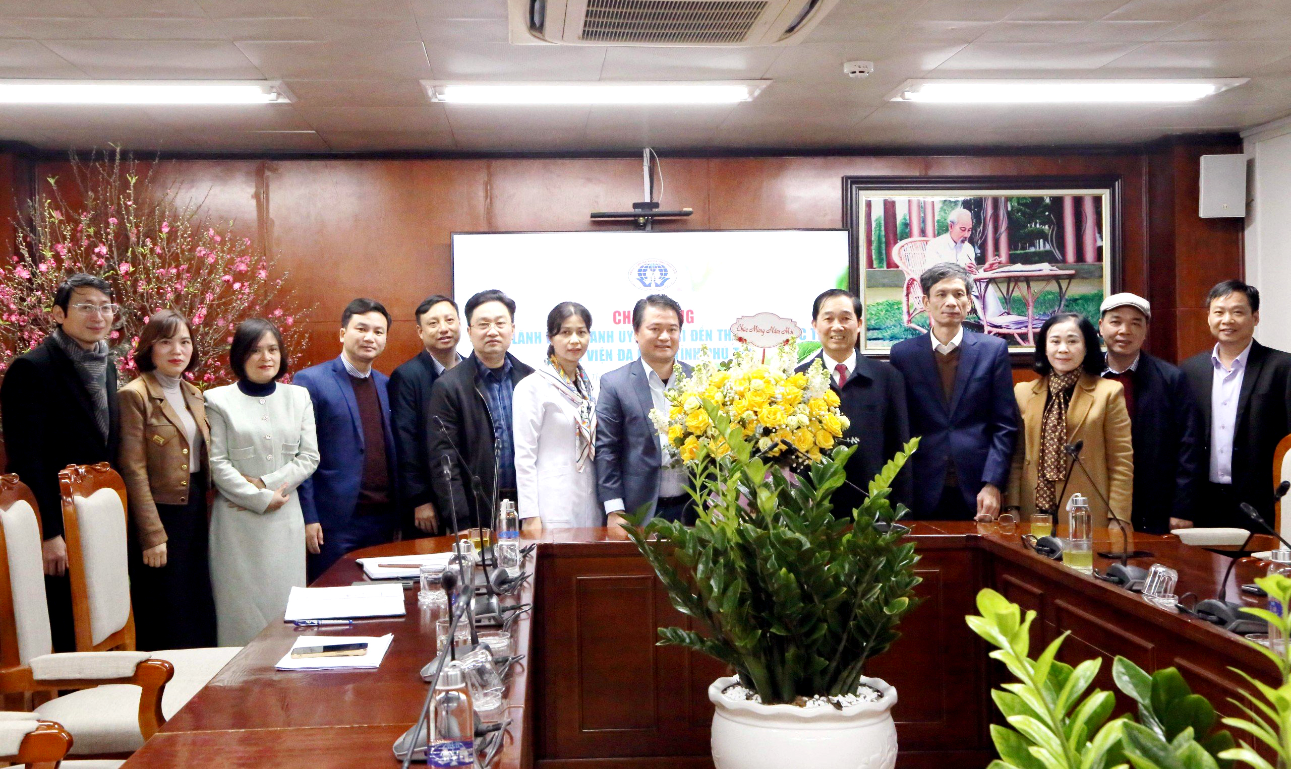 Phó Bí thư Thường trực Thành ủy Đặng Trần Minh tặng hoa và quà cho tập thể cán bộ, công chức, viên chức, người lao động của Bệnh viện Đa khoa tỉnh.