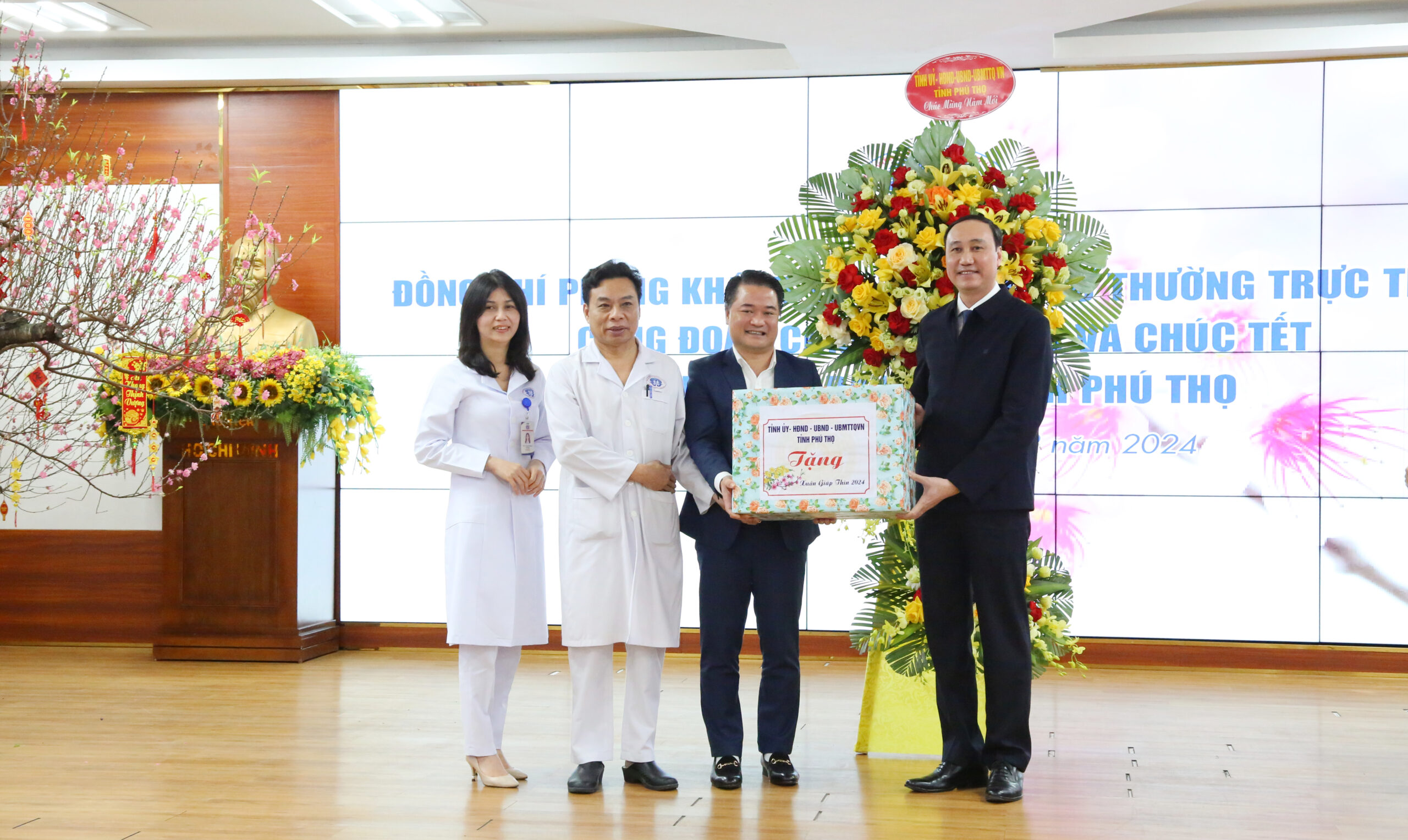 Đồng chí Phùng Khánh Tài thay mặt lãnh đạo tỉnh tặng quà, động viên tập thể cán bộ, nhân viên y tế Bệnh viện Đa khoa tỉnh.