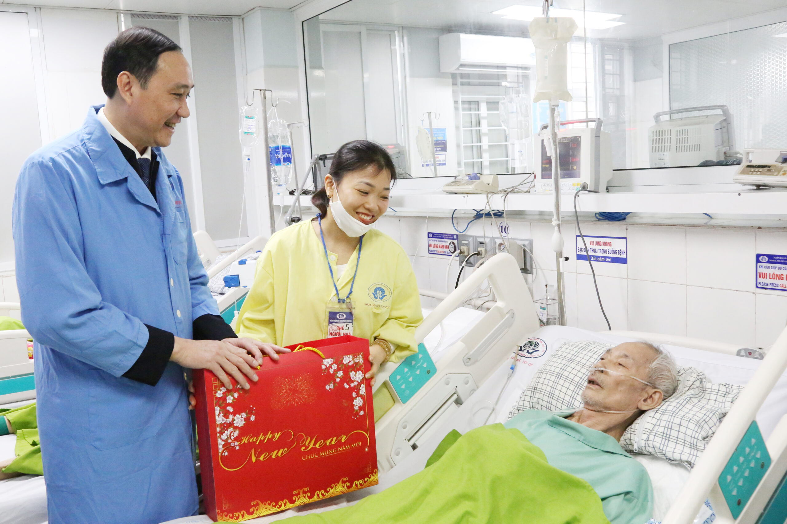 Phó Bí thư Thường trực Tỉnh ủy thăm và tặng quà người bệnh đang điều trị tại Bệnh viện đa khoa tỉnh