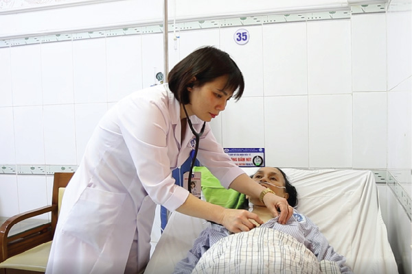 TS.BS. Nguyễn Thị Thanh Mai – Trưởng khoa Hồi sức cấp cứu yêu cầu thăm khám lại cho người bệnh