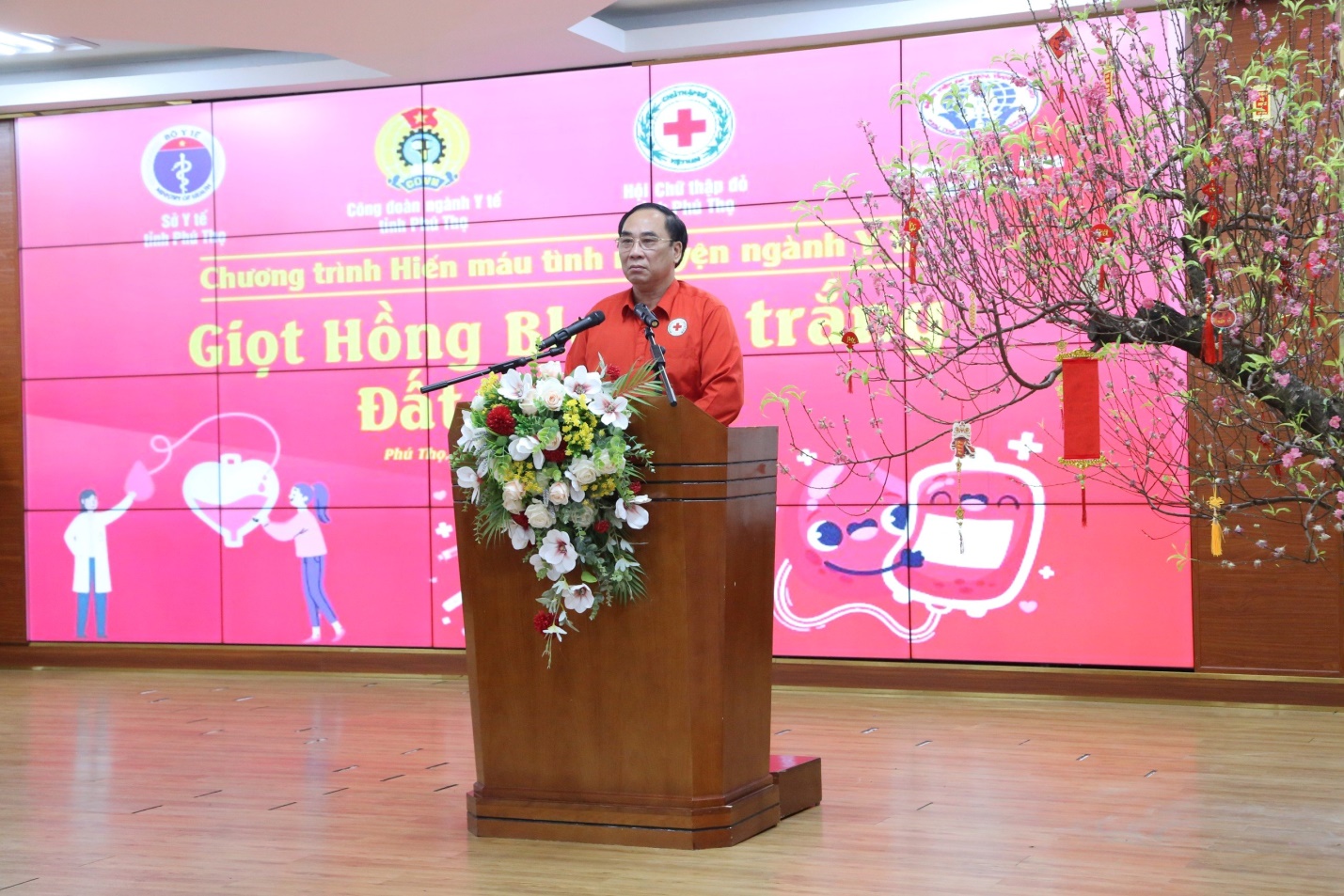 Đồng chí Bùi Văn Huấn – Chủ tịch Hội Chữ thập đỏ tỉnh Phú Thọ phát biểu tại chương trình